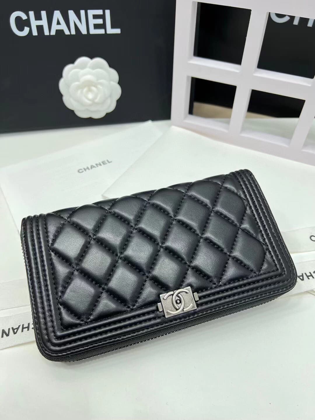 C376 Upgraded version 💋 leboy collection: small granular ball texture leather or羊 skin 🍃 gold and silver clasps. Chanel 🆕 new colors. A long wallet with two-fold closures.[得意][得意] High-quality original items: delicate clasps and exquisite stitching. 8 pla — image 1