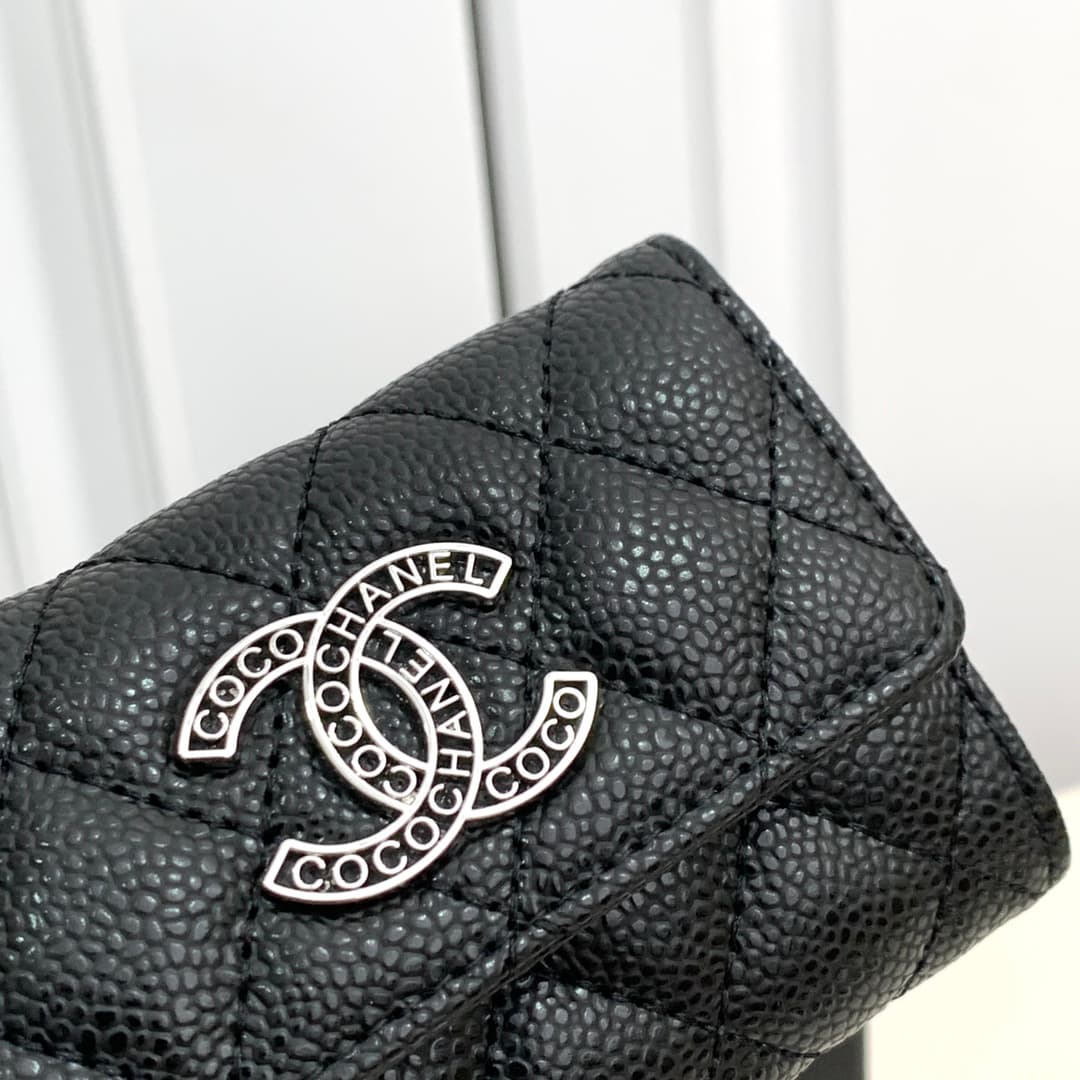 C385 Xiangjia’s new model is a double-C-shaped card holder with intricate hollow designs. The large double-C letters are decorated on the holder, giving it a delicate and elegant look. It’s a great choice for daily use. — image 5