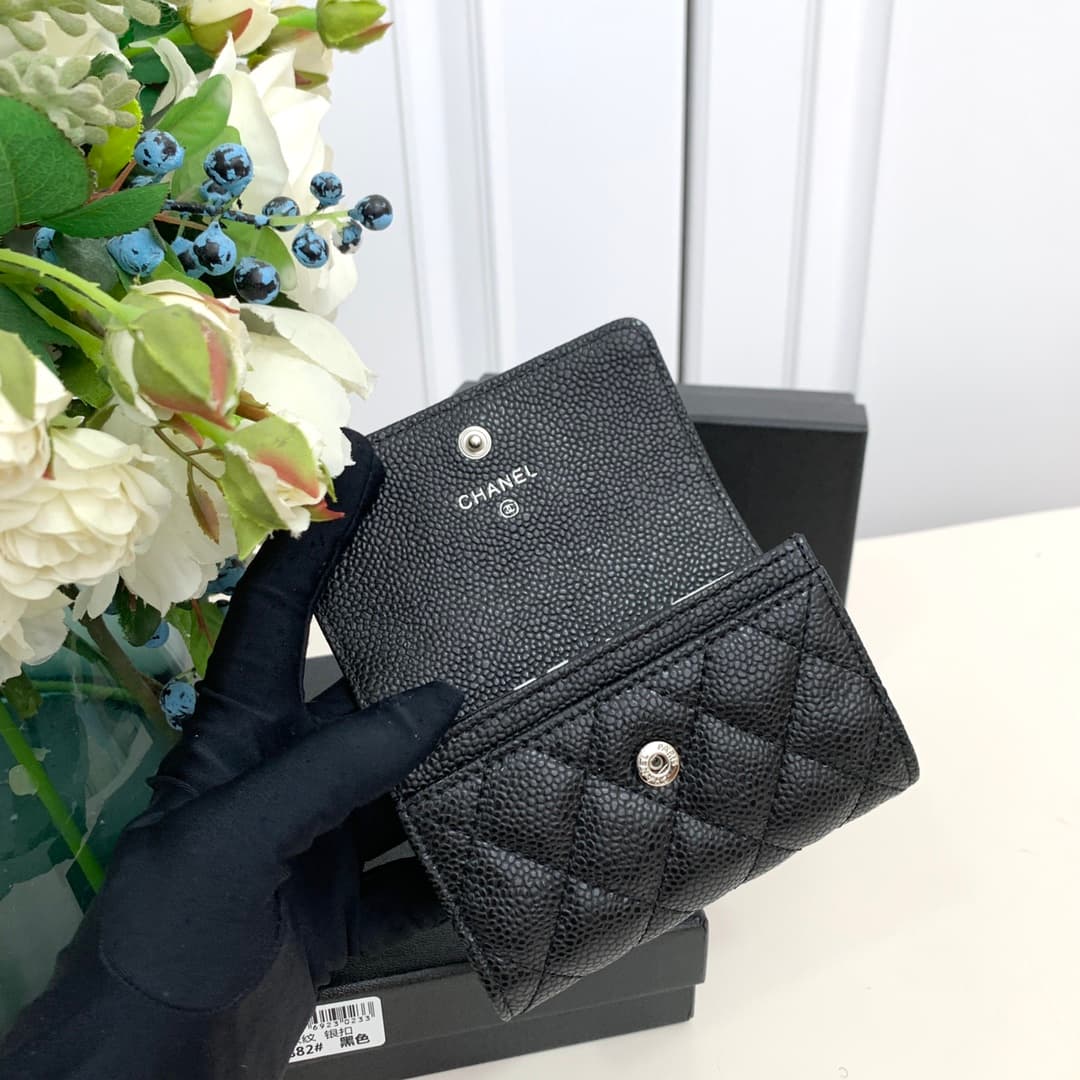 C385 Xiangjia’s new model is a double-C-shaped card holder with intricate hollow designs. The large double-C letters are decorated on the holder, giving it a delicate and elegant look. It’s a great choice for daily use. — image 7