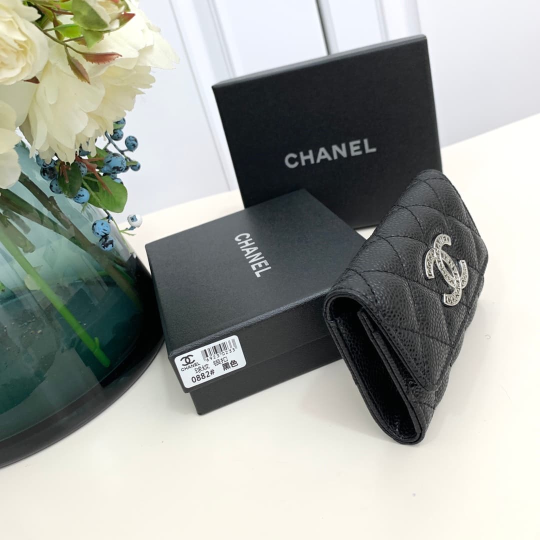 C385 Xiangjia’s new model is a double-C-shaped card holder with intricate hollow designs. The large double-C letters are decorated on the holder, giving it a delicate and elegant look. It’s a great choice for daily use. — image 2