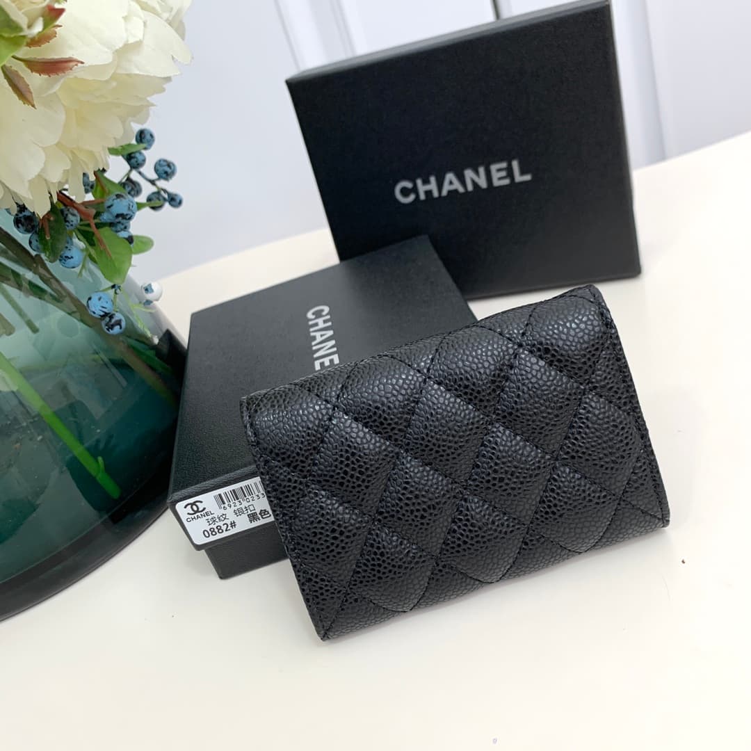 C385 Xiangjia’s new model is a double-C-shaped card holder with intricate hollow designs. The large double-C letters are decorated on the holder, giving it a delicate and elegant look. It’s a great choice for daily use. — image 3