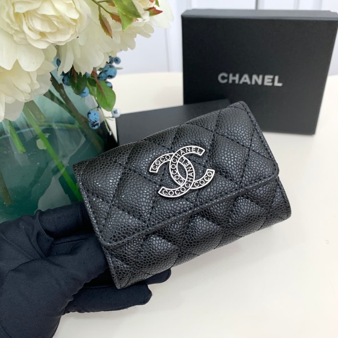 C385 Xiangjia’s new model is a double-C-shaped card holder with intricate hollow designs. The large double-C letters are decorated on the holder, giving it a delicate and elegant look. It’s a great choice for daily use. — image 4