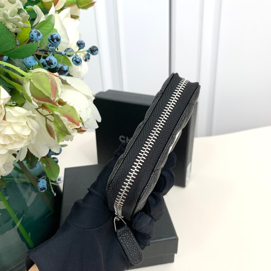 C387 Xiangjia’s new model is a hollowed-out letter-shaped C card holder. The delicate hollowed-out C letters are like decorations on the body of the holder, adding a refined aesthetic. It’s a small and exquisite card holder; it’s highly recommended for da — image 7