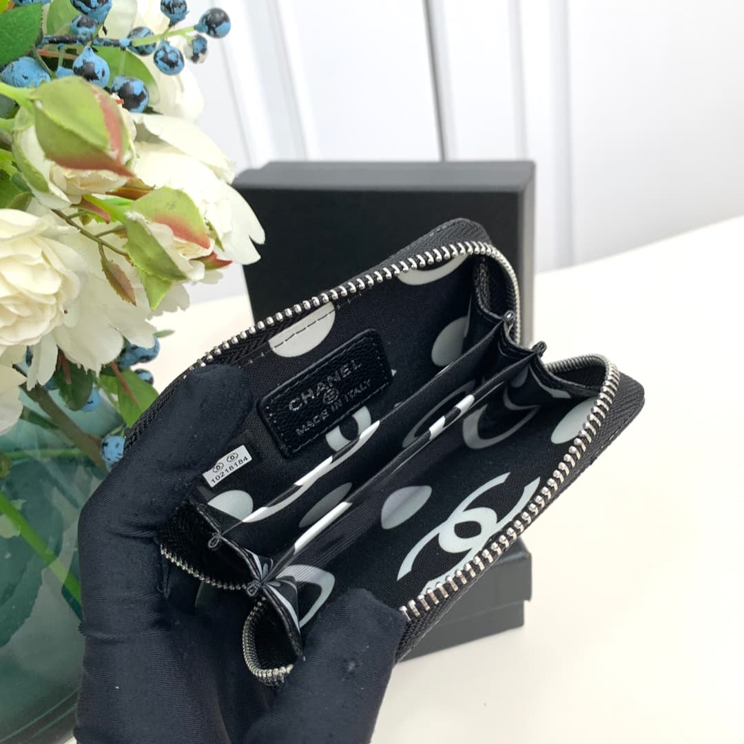 C387 Xiangjia’s new model is a hollowed-out letter-shaped C card holder. The delicate hollowed-out C letters are like decorations on the body of the holder, adding a refined aesthetic. It’s a small and exquisite card holder; it’s highly recommended for da — image 8