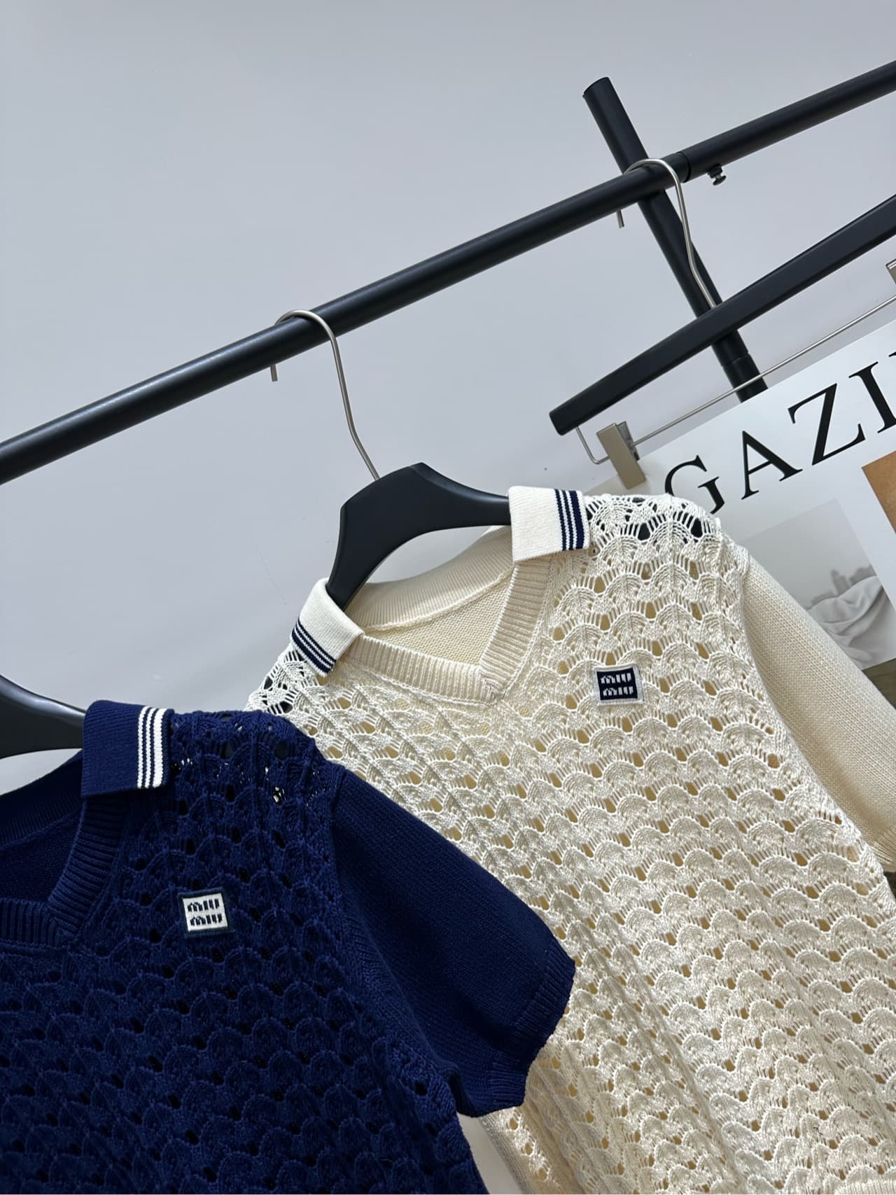 C18571 [M Hollowed Out Badge Polo Knit Short-Sleeve Shirt] — image 5