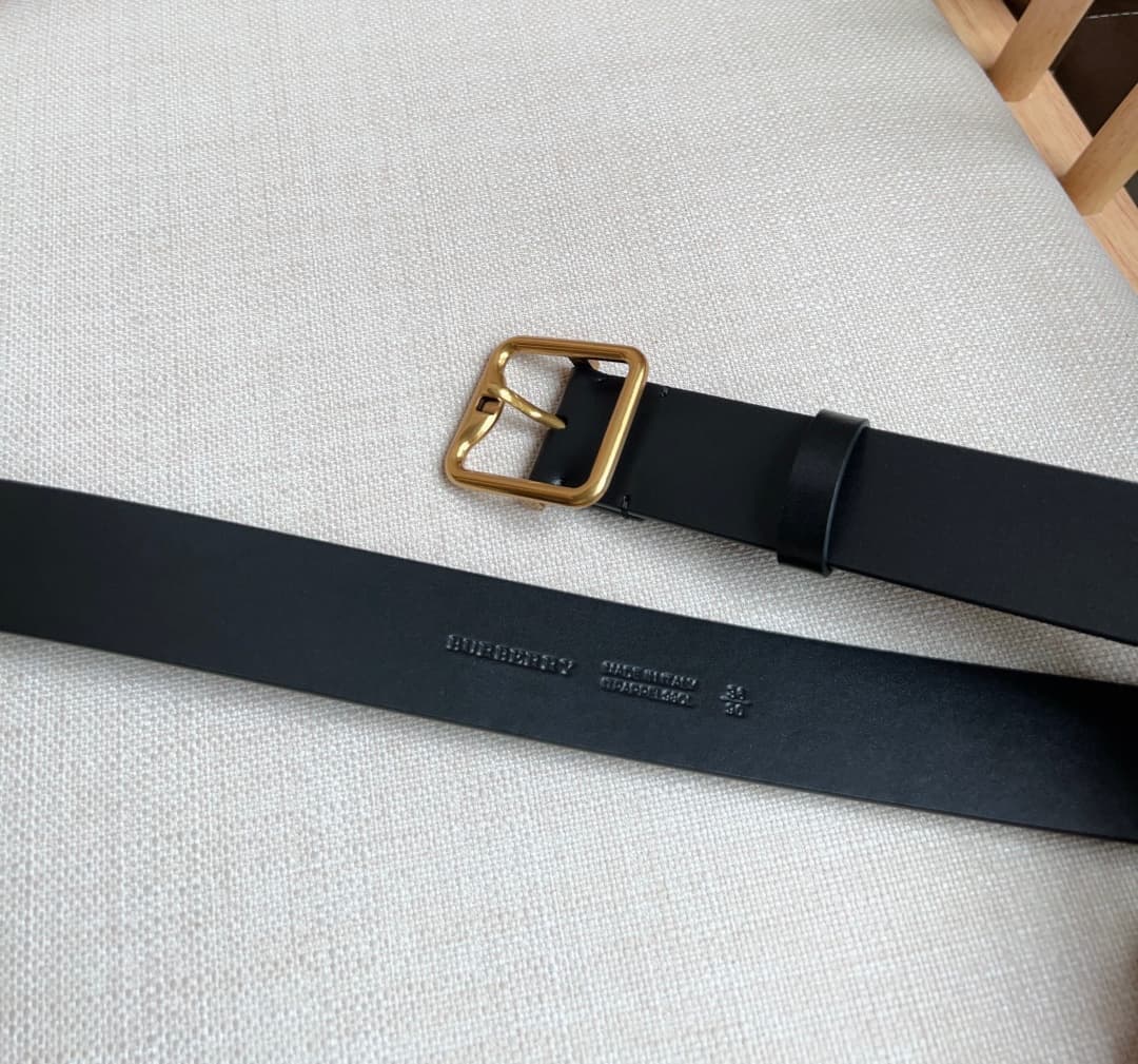 C32995 New model Burberry boutiques also launch the product simultaneously 🎉🎉. Italian-made, high-quality belt. Made from smooth calfskin material, with brass B-shaped buckles. Width: 3.5cm. Elegant, refined, and simple in design. — image 3