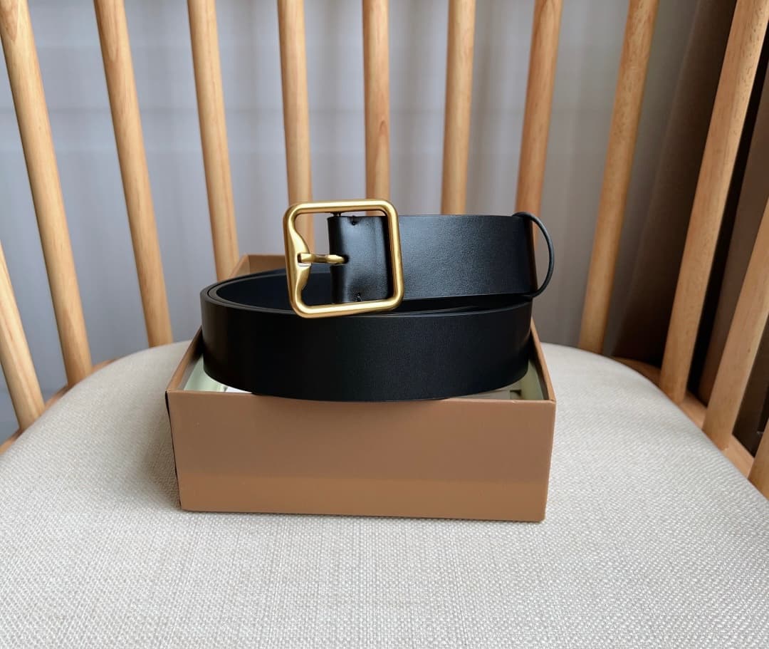 C32995 New model Burberry boutiques also launch the product simultaneously 🎉🎉. Italian-made, high-quality belt. Made from smooth calfskin material, with brass B-shaped buckles. Width: 3.5cm. Elegant, refined, and simple in design. — image 5