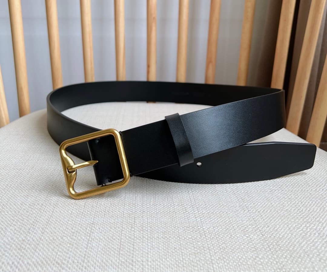 C32995 New model Burberry boutiques also launch the product simultaneously 🎉🎉. Italian-made, high-quality belt. Made from smooth calfskin material, with brass B-shaped buckles. Width: 3.5cm. Elegant, refined, and simple in design. — image 4