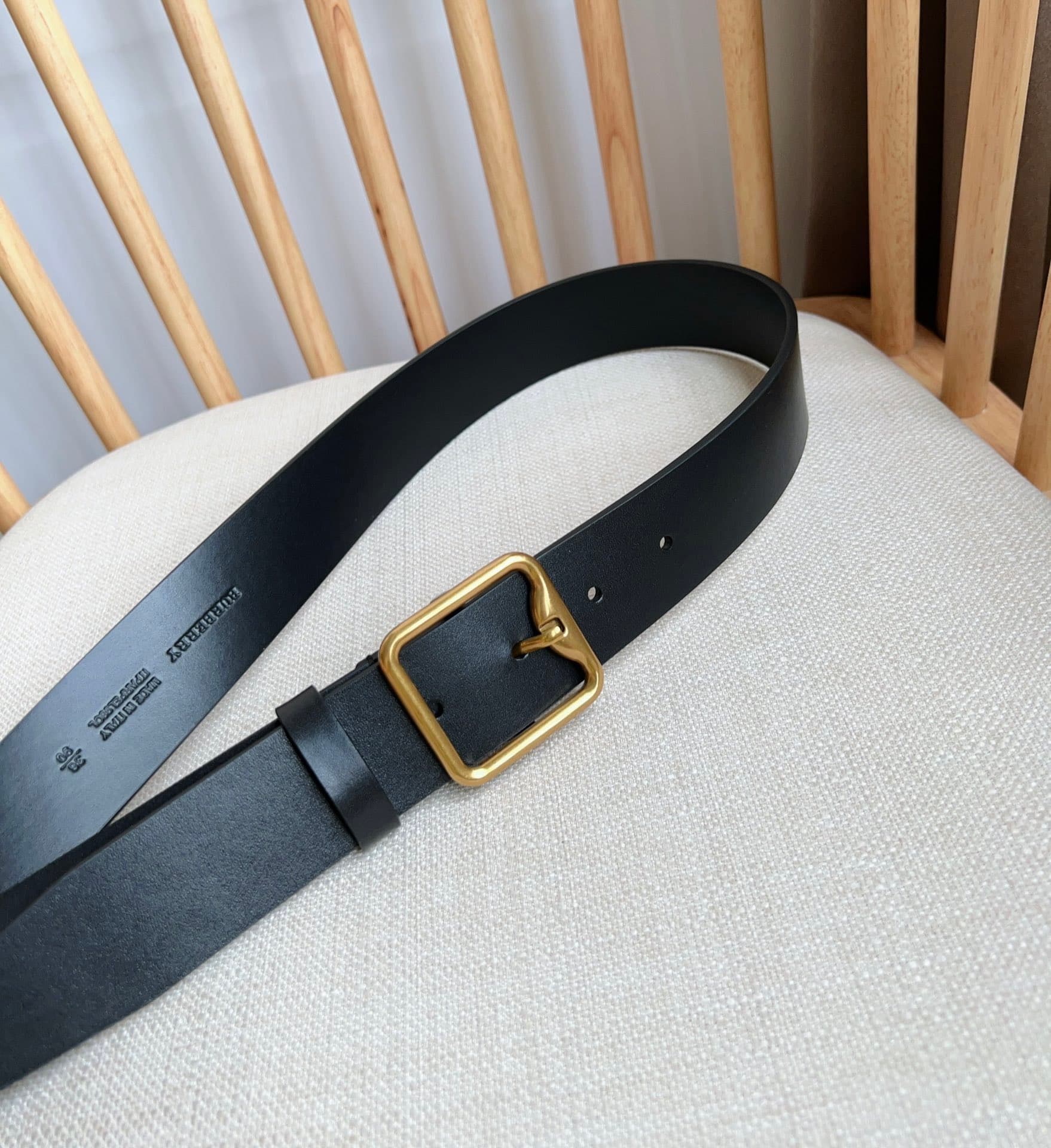C32995 New model Burberry boutiques also launch the product simultaneously 🎉🎉. Italian-made, high-quality belt. Made from smooth calfskin material, with brass B-shaped buckles. Width: 3.5cm. Elegant, refined, and simple in design. — image 8