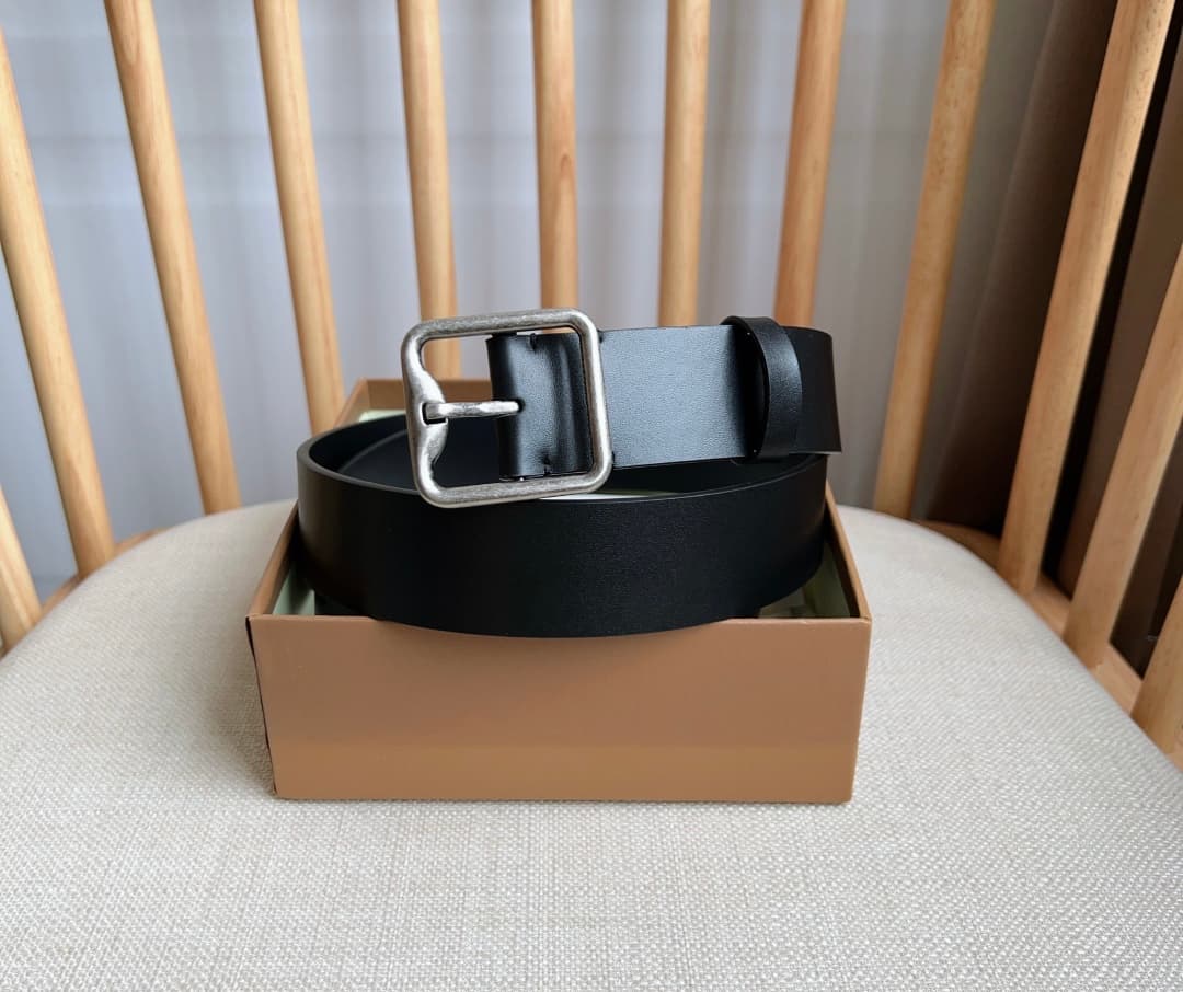 C32993 New model Burberry boutiques also launch it simultaneously 🎉🎉. Italian crafted belt, made of smooth calfskin material. Features a gold-plated “B”-shaped clasp. Width: 3.5cm. Elegant, refined, and simple. — image 5