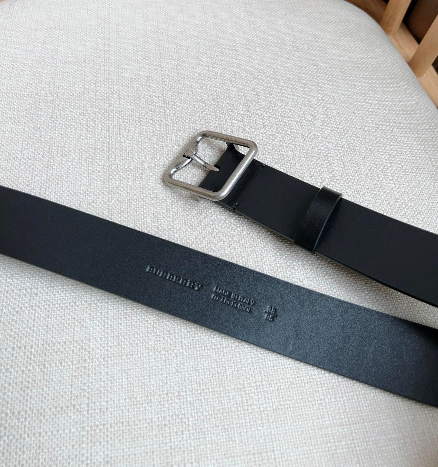 C32993 New model Burberry boutiques also launch it simultaneously 🎉🎉. Italian crafted belt, made of smooth calfskin material. Features a gold-plated “B”-shaped clasp. Width: 3.5cm. Elegant, refined, and simple. — image 3