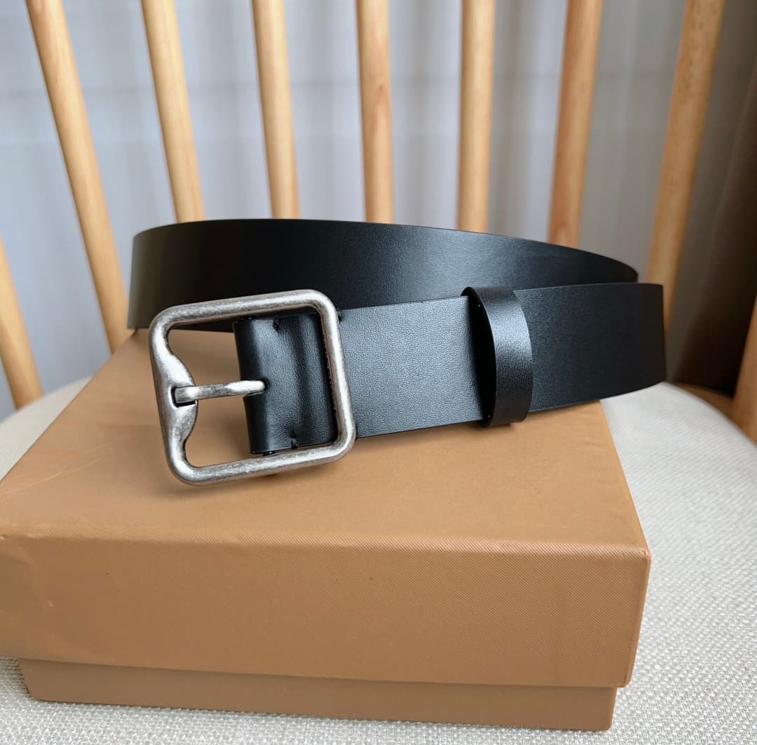 C32993 New model Burberry boutiques also launch it simultaneously 🎉🎉. Italian crafted belt, made of smooth calfskin material. Features a gold-plated “B”-shaped clasp. Width: 3.5cm. Elegant, refined, and simple. — image 2