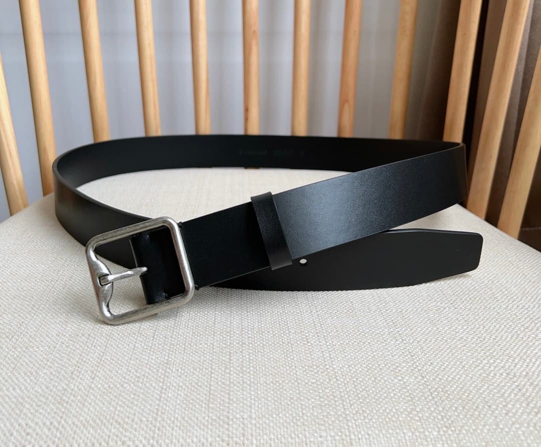 C32993 New model Burberry boutiques also launch it simultaneously 🎉🎉. Italian crafted belt, made of smooth calfskin material. Features a gold-plated “B”-shaped clasp. Width: 3.5cm. Elegant, refined, and simple. — image 4