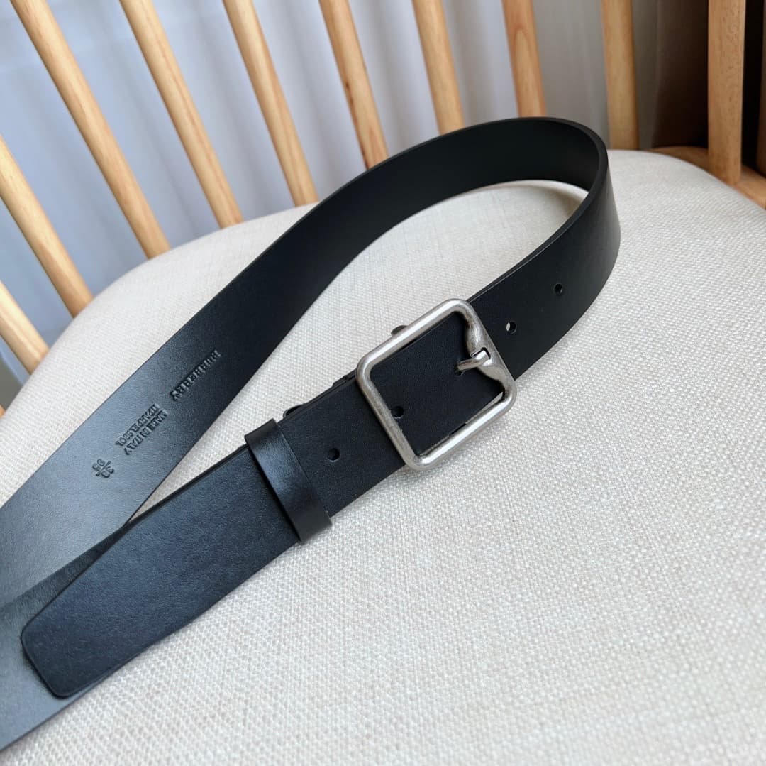 C32993 New model Burberry boutiques also launch it simultaneously 🎉🎉. Italian crafted belt, made of smooth calfskin material. Features a gold-plated “B”-shaped clasp. Width: 3.5cm. Elegant, refined, and simple. — image 8