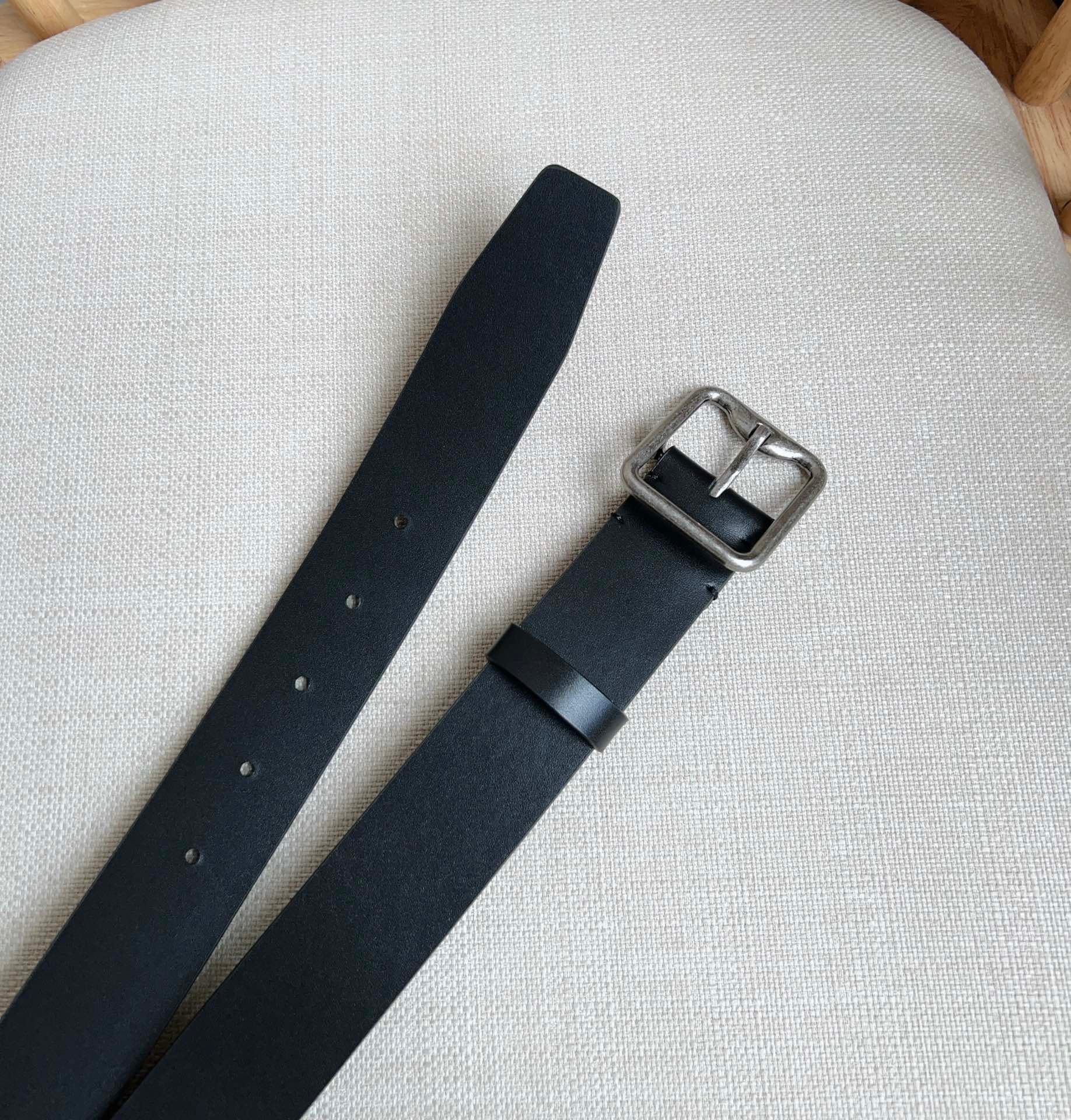 C32993 New model Burberry boutiques also launch it simultaneously 🎉🎉. Italian crafted belt, made of smooth calfskin material. Features a gold-plated “B”-shaped clasp. Width: 3.5cm. Elegant, refined, and simple. — image 6