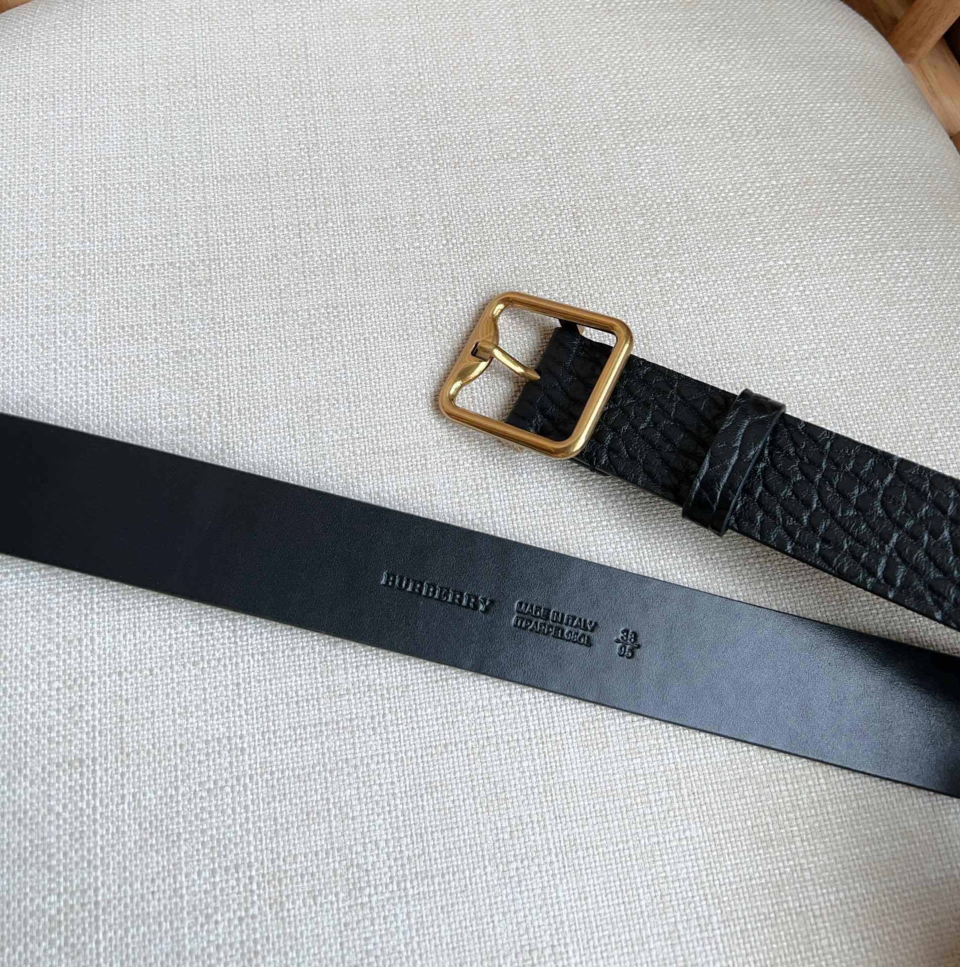 C32992 New model Burberry boutiques also launch it simultaneously 🎉🎉. Italian handcrafted belt. Made from smooth calfskin fabric, with brass B-shaped buckles. Width: 3.5cm. Elegant, refined, and simple. — image 3
