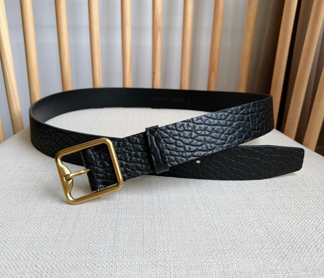 C32992 New model Burberry boutiques also launch it simultaneously 🎉🎉. Italian handcrafted belt. Made from smooth calfskin fabric, with brass B-shaped buckles. Width: 3.5cm. Elegant, refined, and simple. — image 4