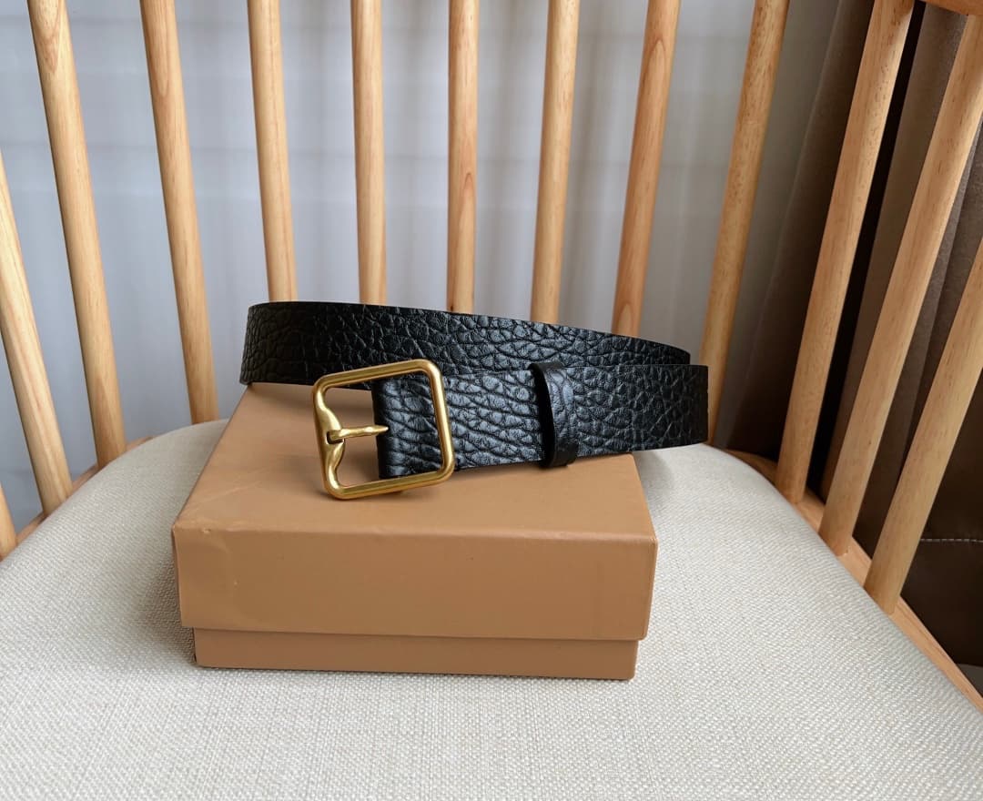 C32992 New model Burberry boutiques also launch it simultaneously 🎉🎉. Italian handcrafted belt. Made from smooth calfskin fabric, with brass B-shaped buckles. Width: 3.5cm. Elegant, refined, and simple. — image 1