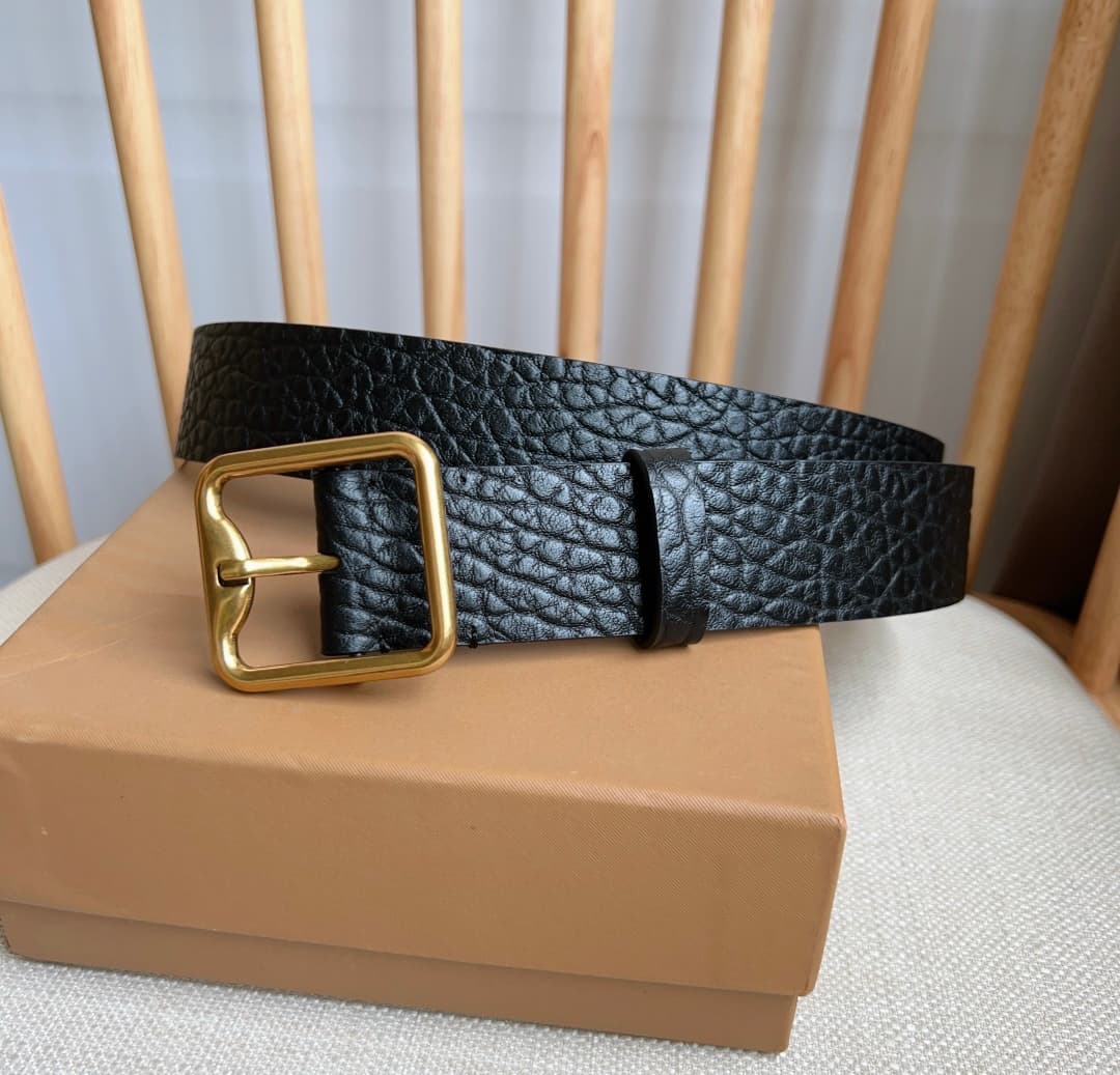 C32992 New model Burberry boutiques also launch it simultaneously 🎉🎉. Italian handcrafted belt. Made from smooth calfskin fabric, with brass B-shaped buckles. Width: 3.5cm. Elegant, refined, and simple. — image 2