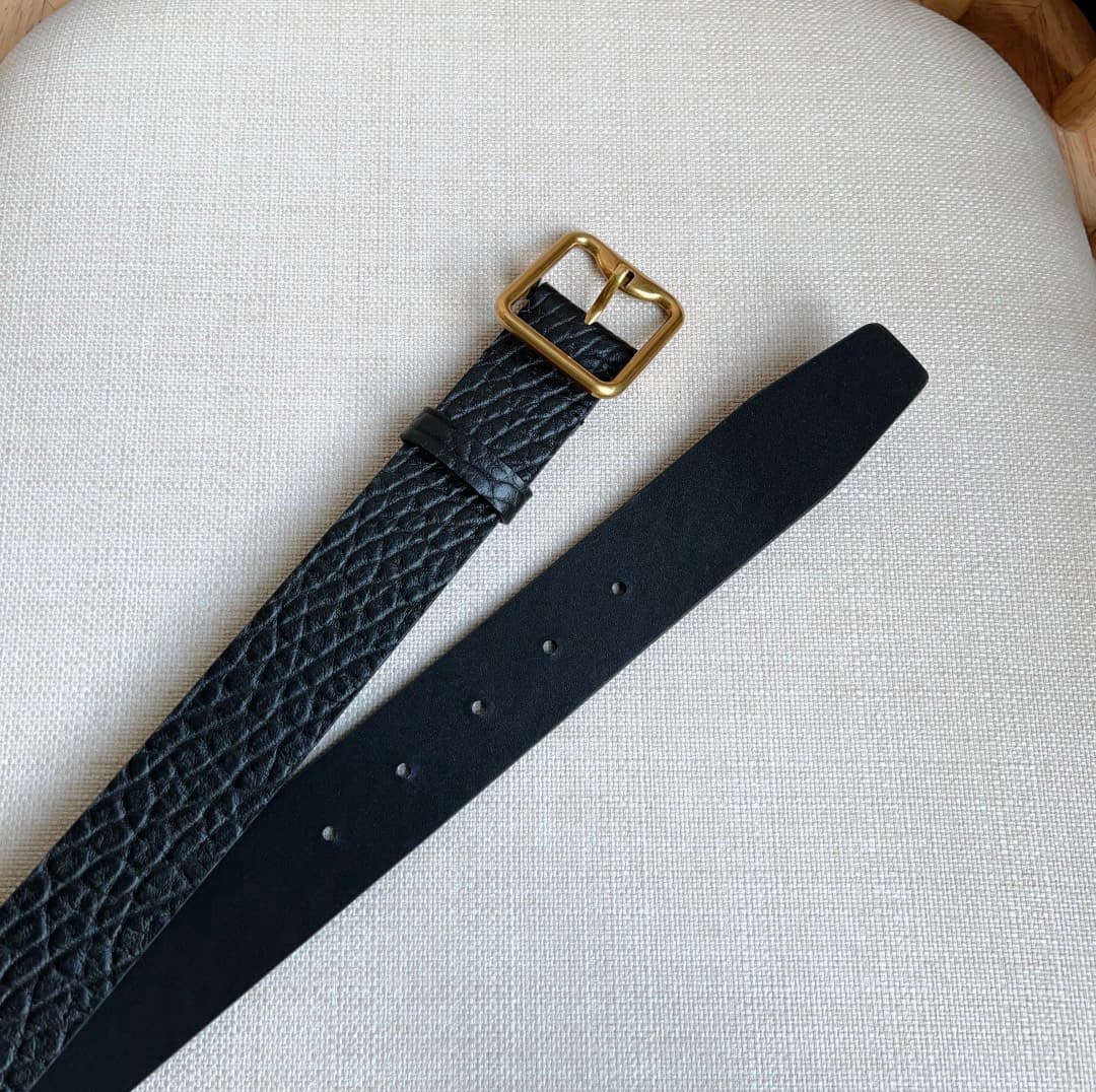 C32992 New model Burberry boutiques also launch it simultaneously 🎉🎉. Italian handcrafted belt. Made from smooth calfskin fabric, with brass B-shaped buckles. Width: 3.5cm. Elegant, refined, and simple. — image 6