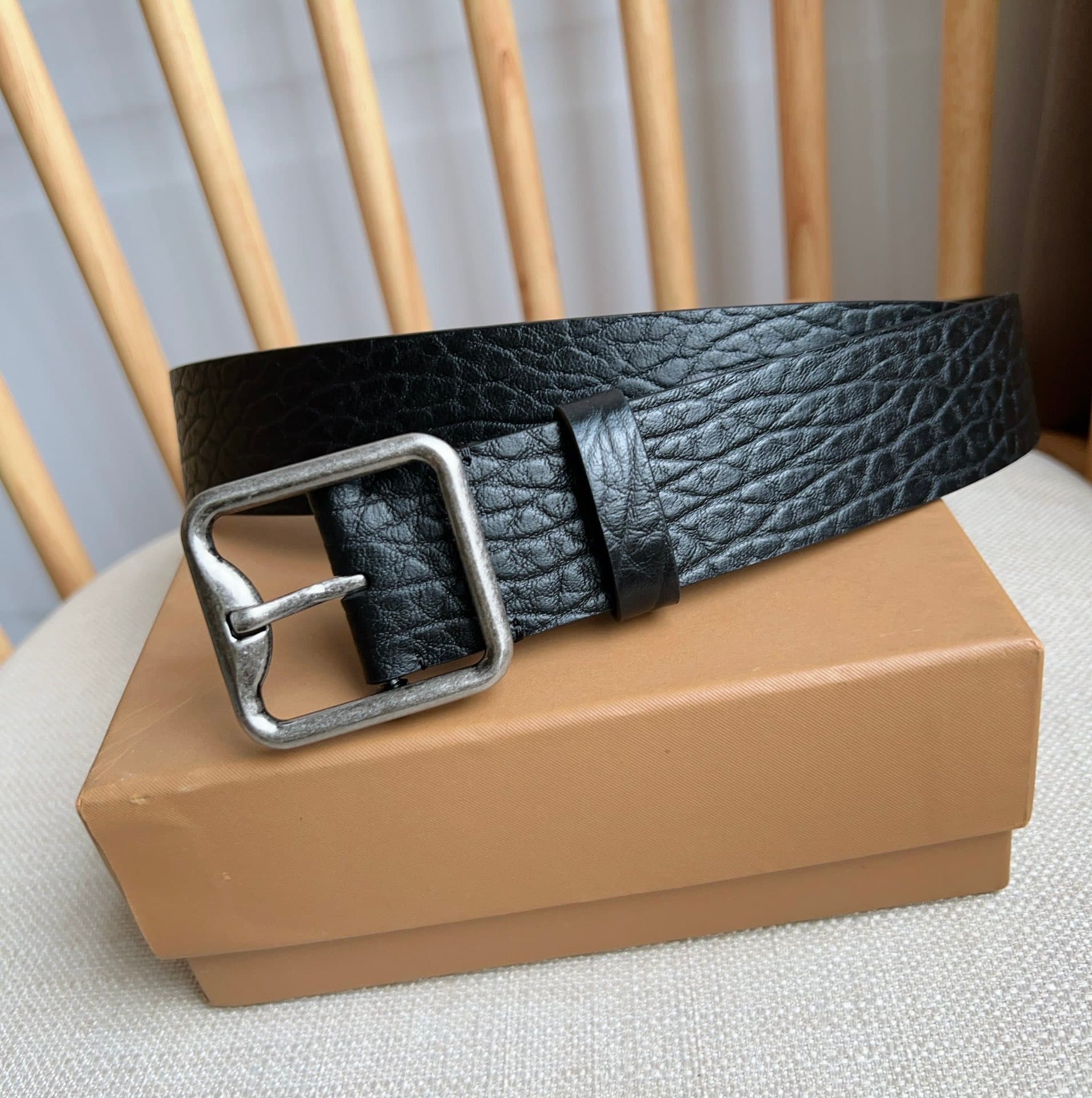 C32991 New model Burberry boutiques also launch the product simultaneously 🎉🎉. Italian-made fine belt, made of smooth calfskin material. Features a gold-plated “B”-shaped clasp. Dimensions: 3.5cm. Elegant, simple, and stylish. — image 2