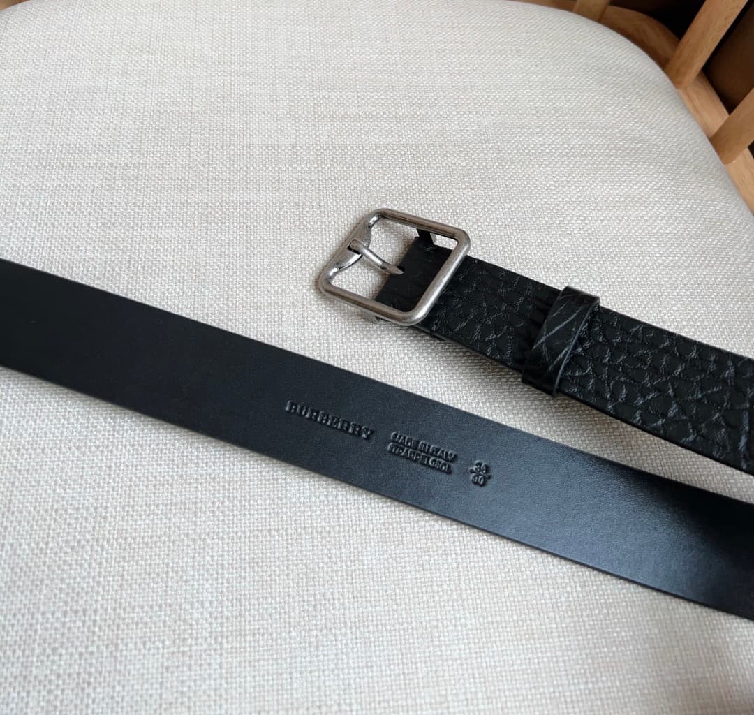 C32991 New model Burberry boutiques also launch the product simultaneously 🎉🎉. Italian-made fine belt, made of smooth calfskin material. Features a gold-plated “B”-shaped clasp. Dimensions: 3.5cm. Elegant, simple, and stylish. — image 3