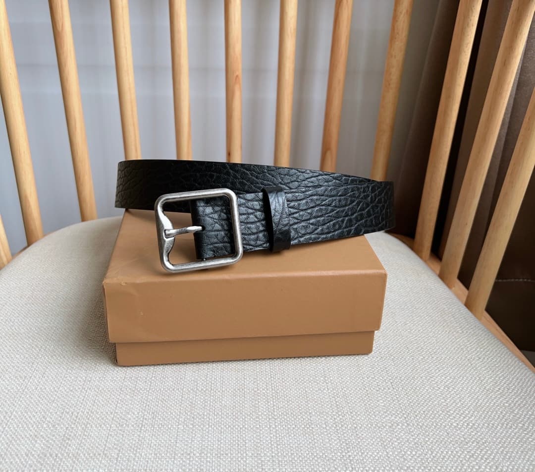 C32991 New model Burberry boutiques also launch the product simultaneously 🎉🎉. Italian-made fine belt, made of smooth calfskin material. Features a gold-plated “B”-shaped clasp. Dimensions: 3.5cm. Elegant, simple, and stylish. — image 1