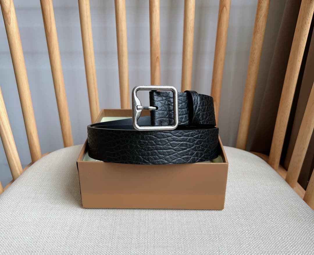 C32991 New model Burberry boutiques also launch the product simultaneously 🎉🎉. Italian-made fine belt, made of smooth calfskin material. Features a gold-plated “B”-shaped clasp. Dimensions: 3.5cm. Elegant, simple, and stylish. — image 5