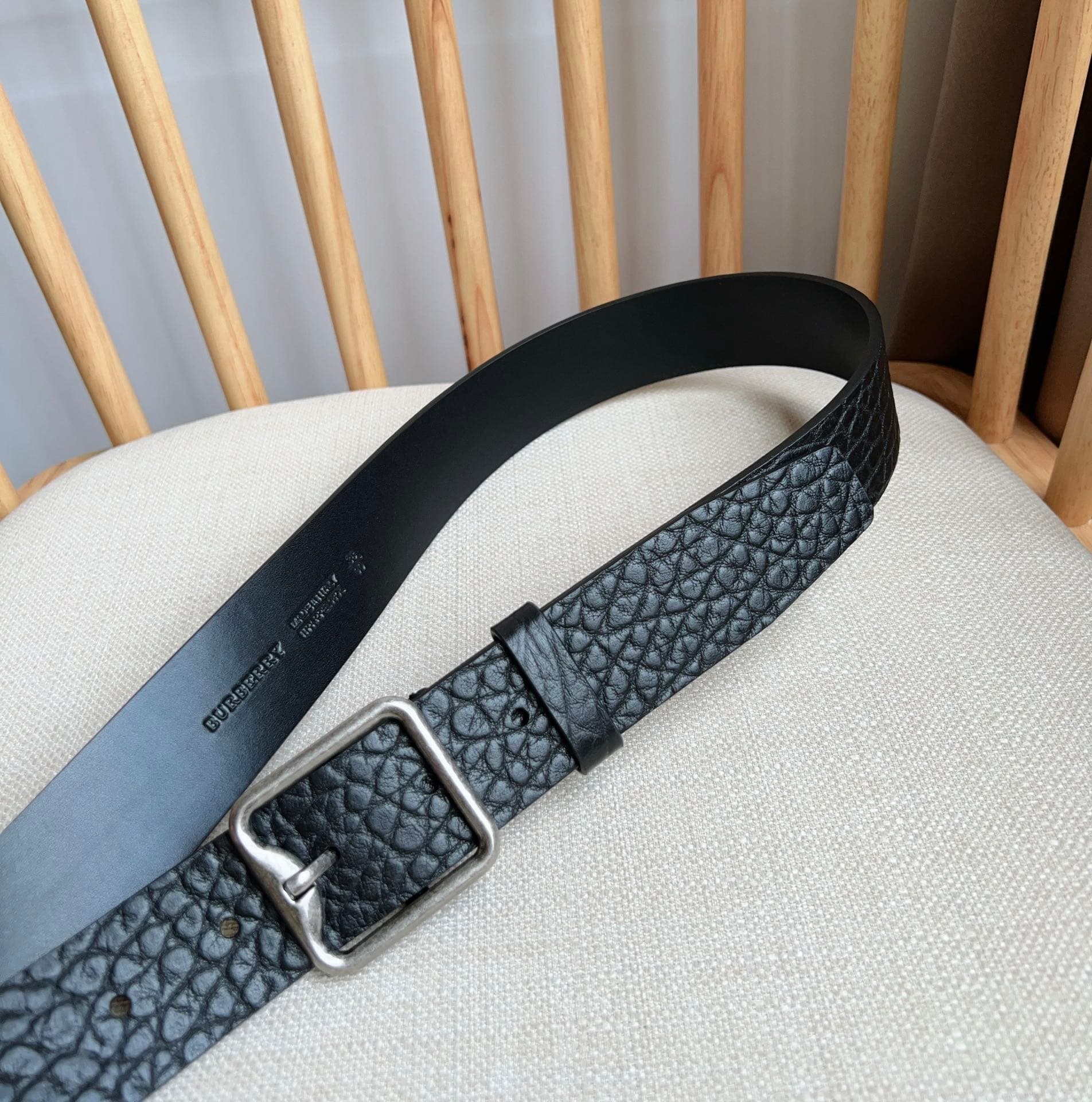 C32991 New model Burberry boutiques also launch the product simultaneously 🎉🎉. Italian-made fine belt, made of smooth calfskin material. Features a gold-plated “B”-shaped clasp. Dimensions: 3.5cm. Elegant, simple, and stylish. — image 8