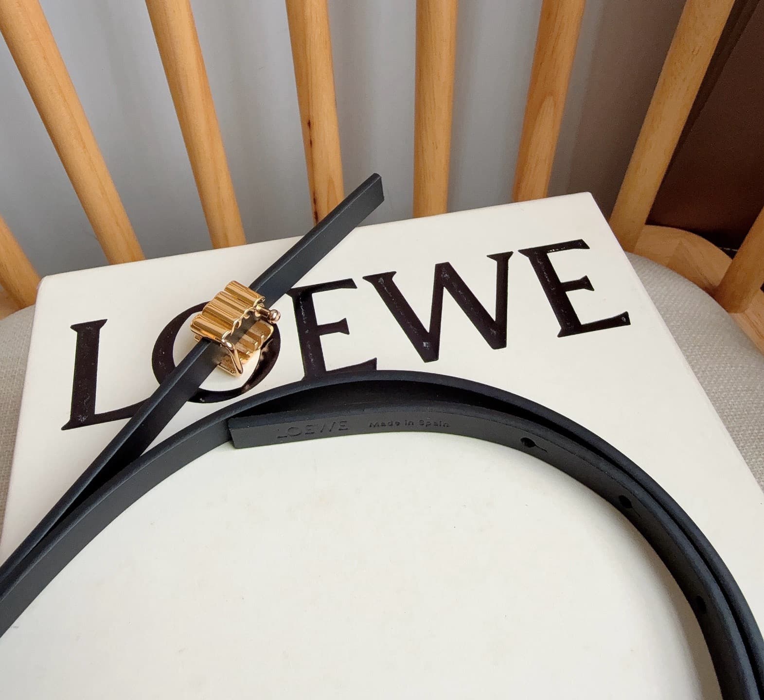C32939 LOEWE Counter’s latest matching belt[庆祝][庆祝] Made of smooth cowhide leather with a double-sided design. Features bright Anagram cube buckles with five adjustment holes. Exquisite craftsmanship and unique style. Beautiful material. Width: 1.0cm — image 6