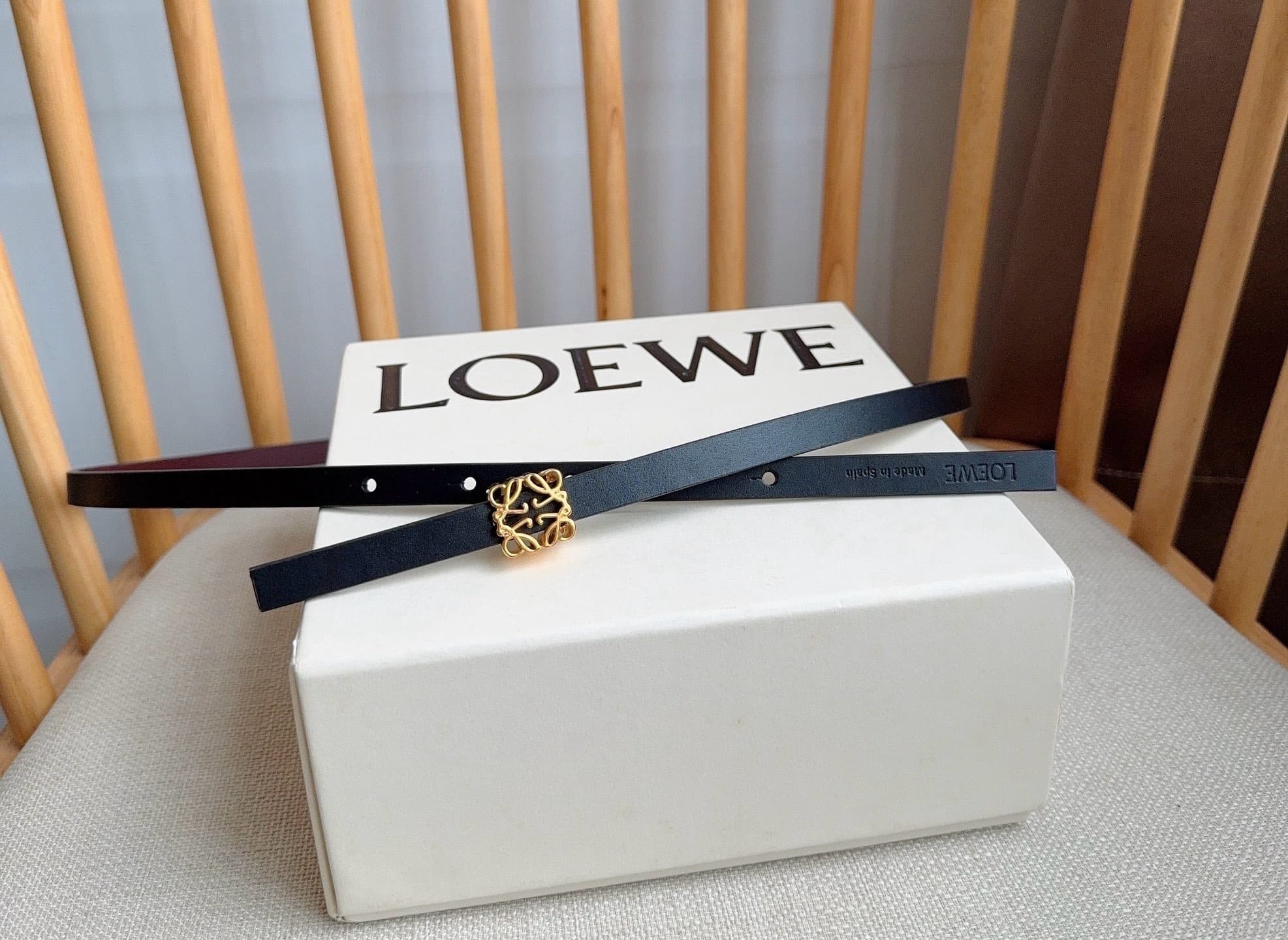 C32939 LOEWE Counter’s latest matching belt[庆祝][庆祝] Made of smooth cowhide leather with a double-sided design. Features bright Anagram cube buckles with five adjustment holes. Exquisite craftsmanship and unique style. Beautiful material. Width: 1.0cm — image 4