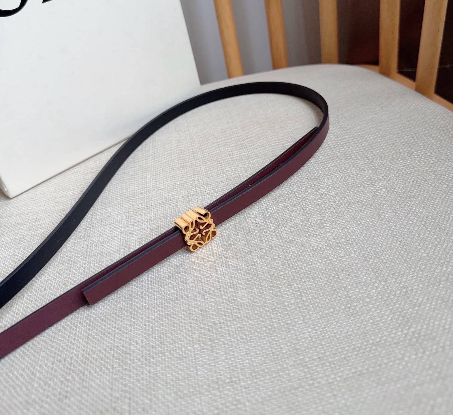 C32939 LOEWE Counter’s latest matching belt[庆祝][庆祝] Made of smooth cowhide leather with a double-sided design. Features bright Anagram cube buckles with five adjustment holes. Exquisite craftsmanship and unique style. Beautiful material. Width: 1.0cm — image 8