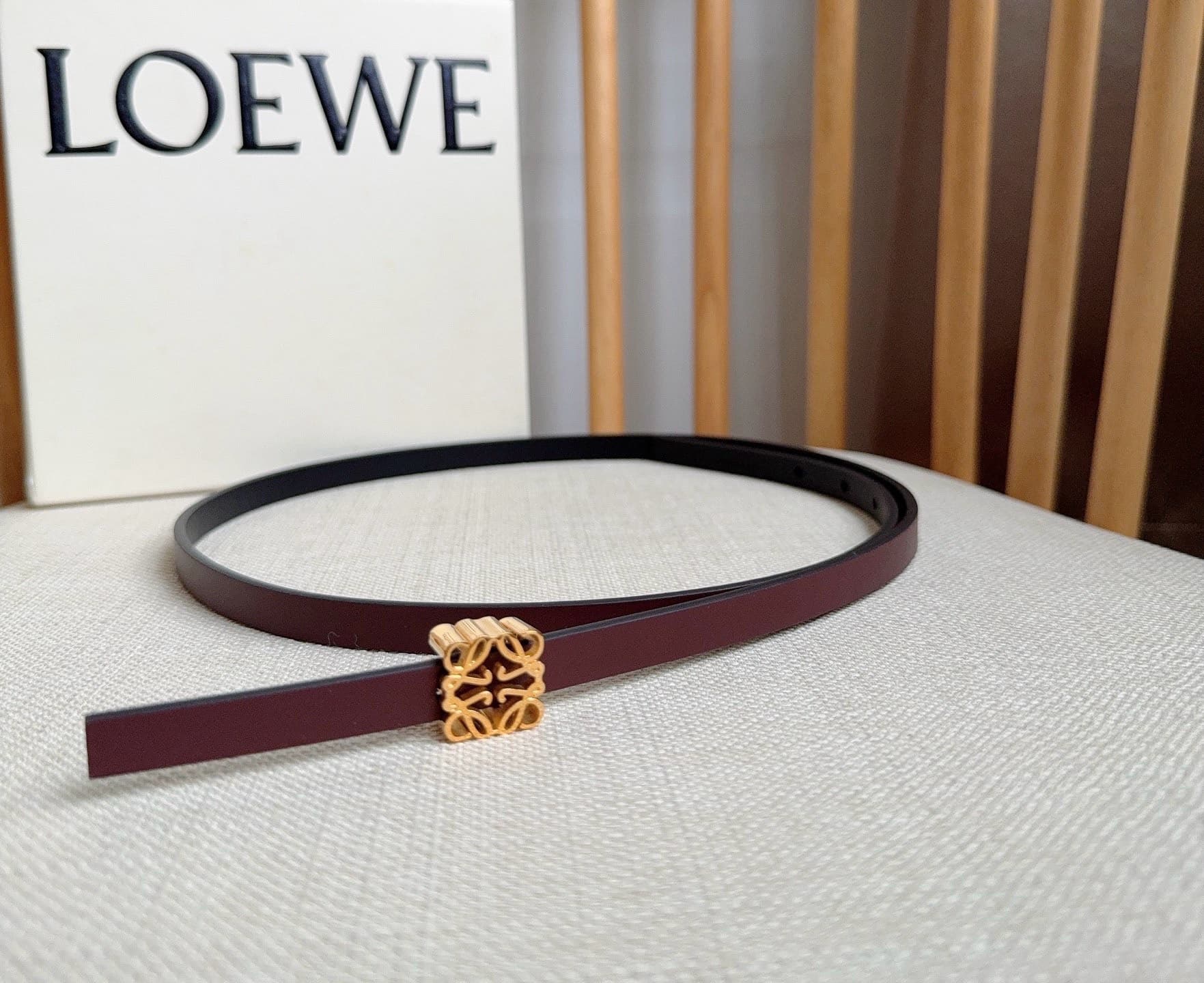 C32939 LOEWE Counter’s latest matching belt[庆祝][庆祝] Made of smooth cowhide leather with a double-sided design. Features bright Anagram cube buckles with five adjustment holes. Exquisite craftsmanship and unique style. Beautiful material. Width: 1.0cm — image 1