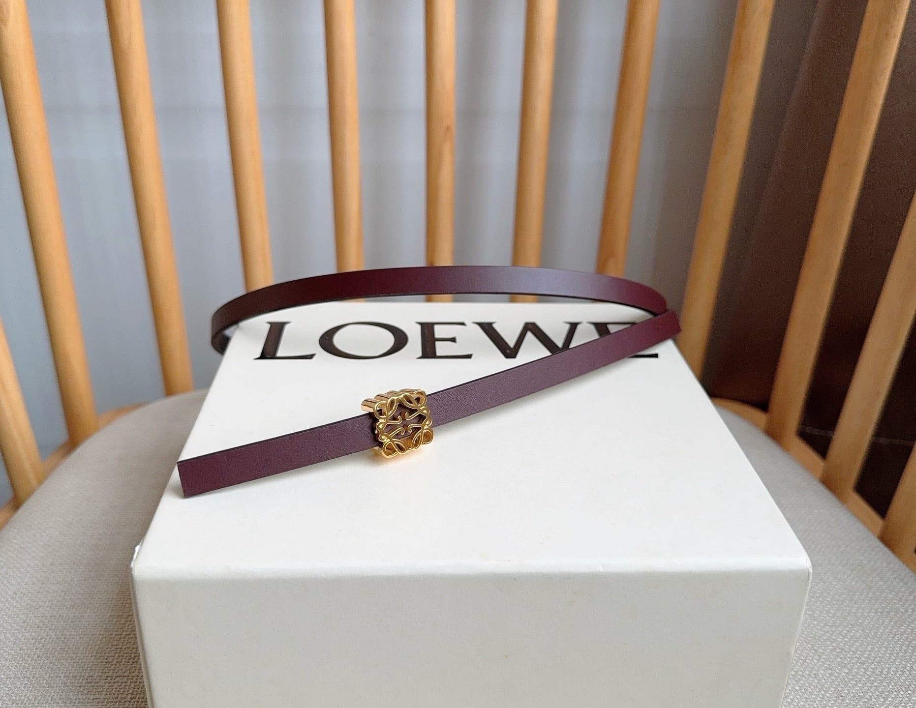 C32939 LOEWE Counter’s latest matching belt[庆祝][庆祝] Made of smooth cowhide leather with a double-sided design. Features bright Anagram cube buckles with five adjustment holes. Exquisite craftsmanship and unique style. Beautiful material. Width: 1.0cm — image 2