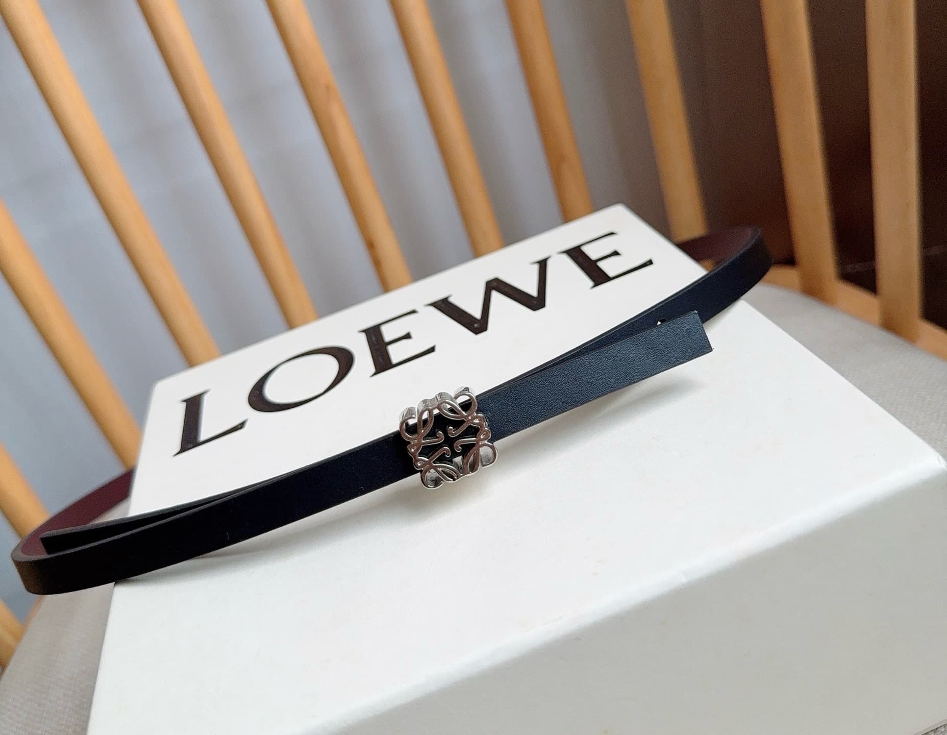 C32938 LOEWE (Royiwei) store’s latest matching belt[庆祝][庆祝] Made of smooth cowhide leather with a double-sided design. Bright Anagram cube buckle with five adjustment holes. Exquisite craftsmanship and unique style. Beautiful material. Width: 1.0cm — image 7