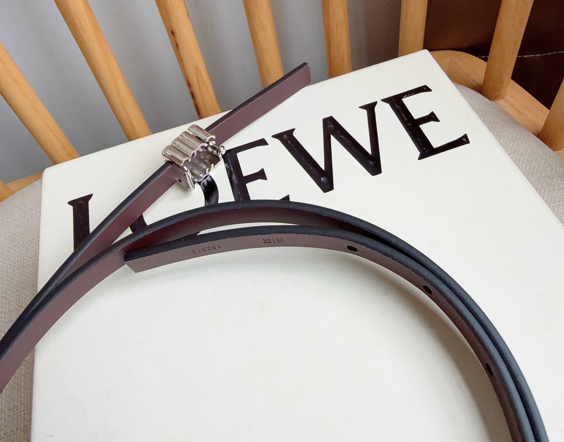C32938 LOEWE (Royiwei) store’s latest matching belt[庆祝][庆祝] Made of smooth cowhide leather with a double-sided design. Bright Anagram cube buckle with five adjustment holes. Exquisite craftsmanship and unique style. Beautiful material. Width: 1.0cm — image 6