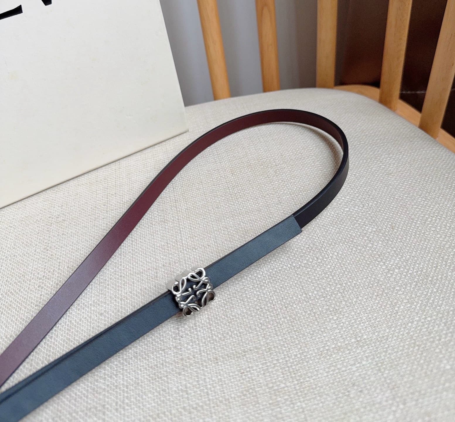 C32938 LOEWE (Royiwei) store’s latest matching belt[庆祝][庆祝] Made of smooth cowhide leather with a double-sided design. Bright Anagram cube buckle with five adjustment holes. Exquisite craftsmanship and unique style. Beautiful material. Width: 1.0cm — image 8