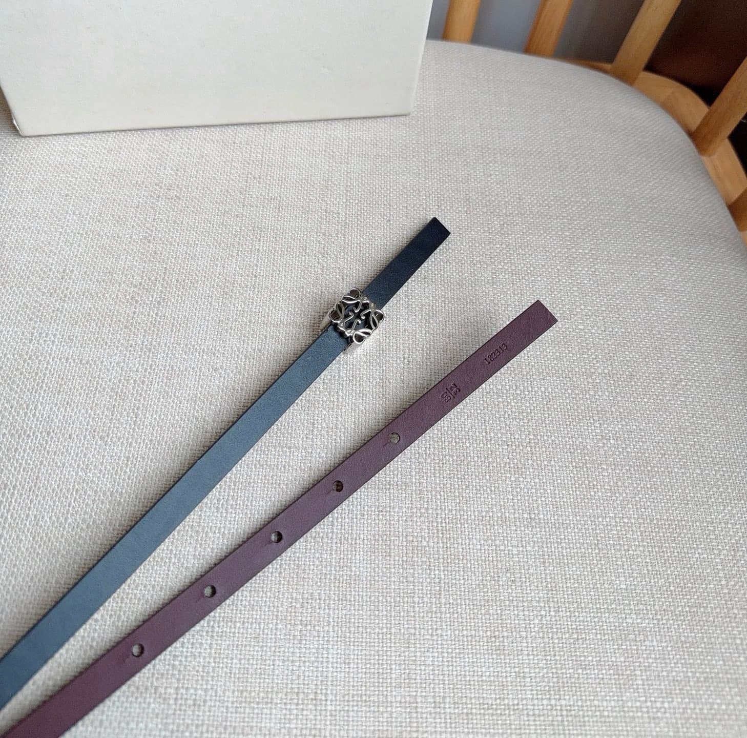 C32938 LOEWE (Royiwei) store’s latest matching belt[庆祝][庆祝] Made of smooth cowhide leather with a double-sided design. Bright Anagram cube buckle with five adjustment holes. Exquisite craftsmanship and unique style. Beautiful material. Width: 1.0cm — image 3