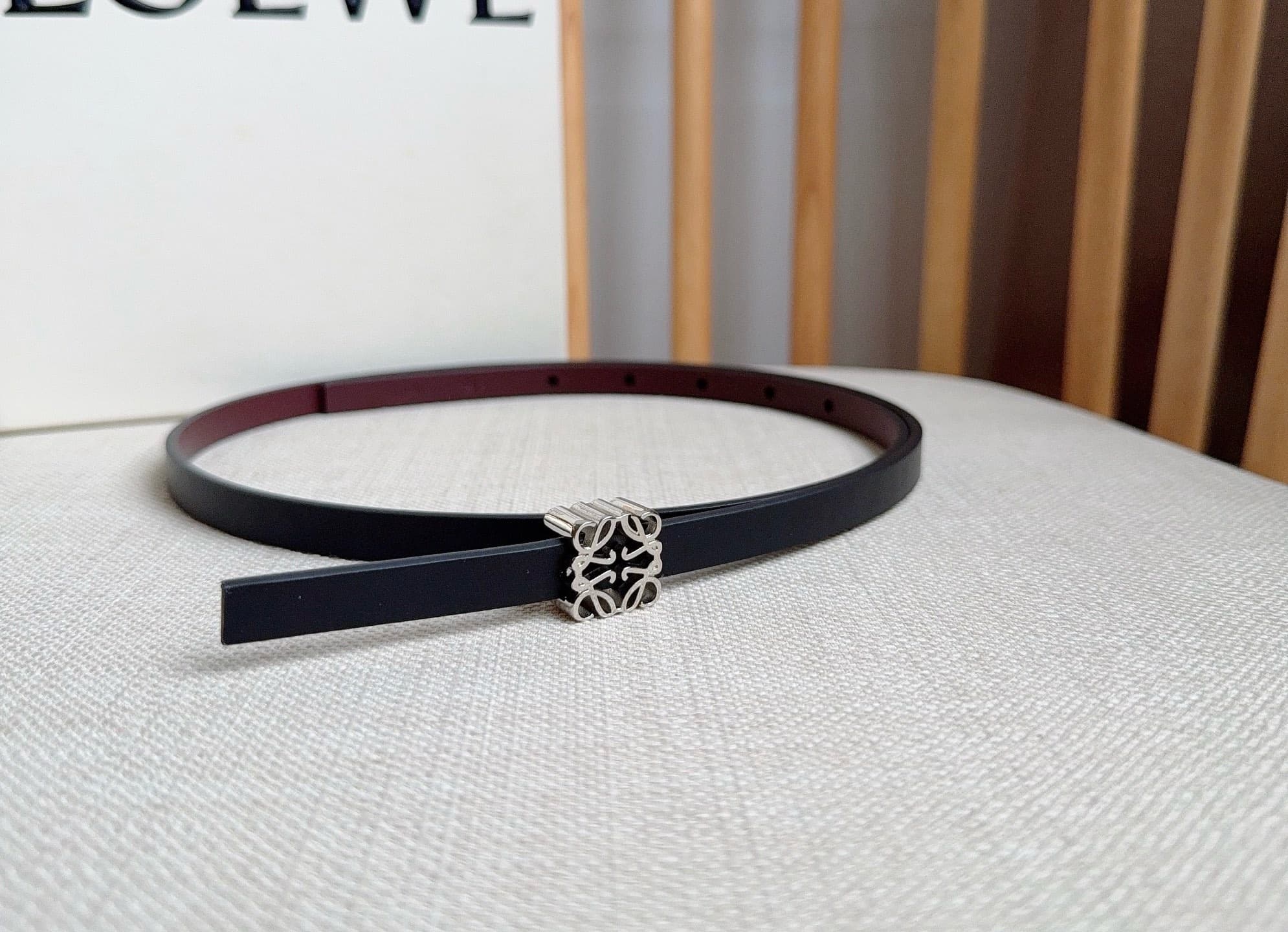 C32938 LOEWE (Royiwei) store’s latest matching belt[庆祝][庆祝] Made of smooth cowhide leather with a double-sided design. Bright Anagram cube buckle with five adjustment holes. Exquisite craftsmanship and unique style. Beautiful material. Width: 1.0cm — image 1