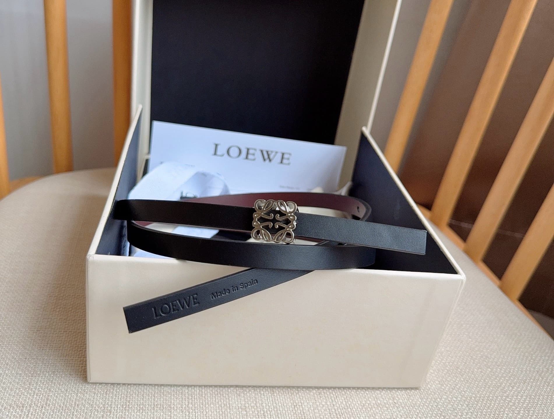C32938 LOEWE (Royiwei) store’s latest matching belt[庆祝][庆祝] Made of smooth cowhide leather with a double-sided design. Bright Anagram cube buckle with five adjustment holes. Exquisite craftsmanship and unique style. Beautiful material. Width: 1.0cm — image 5