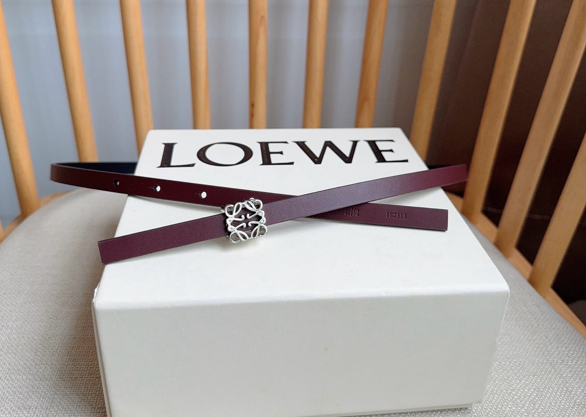 C32938 LOEWE (Royiwei) store’s latest matching belt[庆祝][庆祝] Made of smooth cowhide leather with a double-sided design. Bright Anagram cube buckle with five adjustment holes. Exquisite craftsmanship and unique style. Beautiful material. Width: 1.0cm — image 4