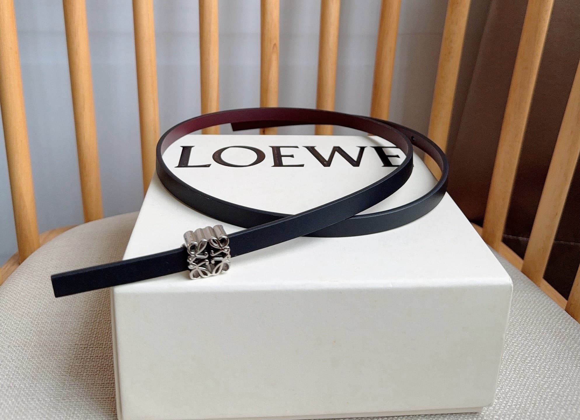 C32938 LOEWE (Royiwei) store’s latest matching belt[庆祝][庆祝] Made of smooth cowhide leather with a double-sided design. Bright Anagram cube buckle with five adjustment holes. Exquisite craftsmanship and unique style. Beautiful material. Width: 1.0cm — image 2