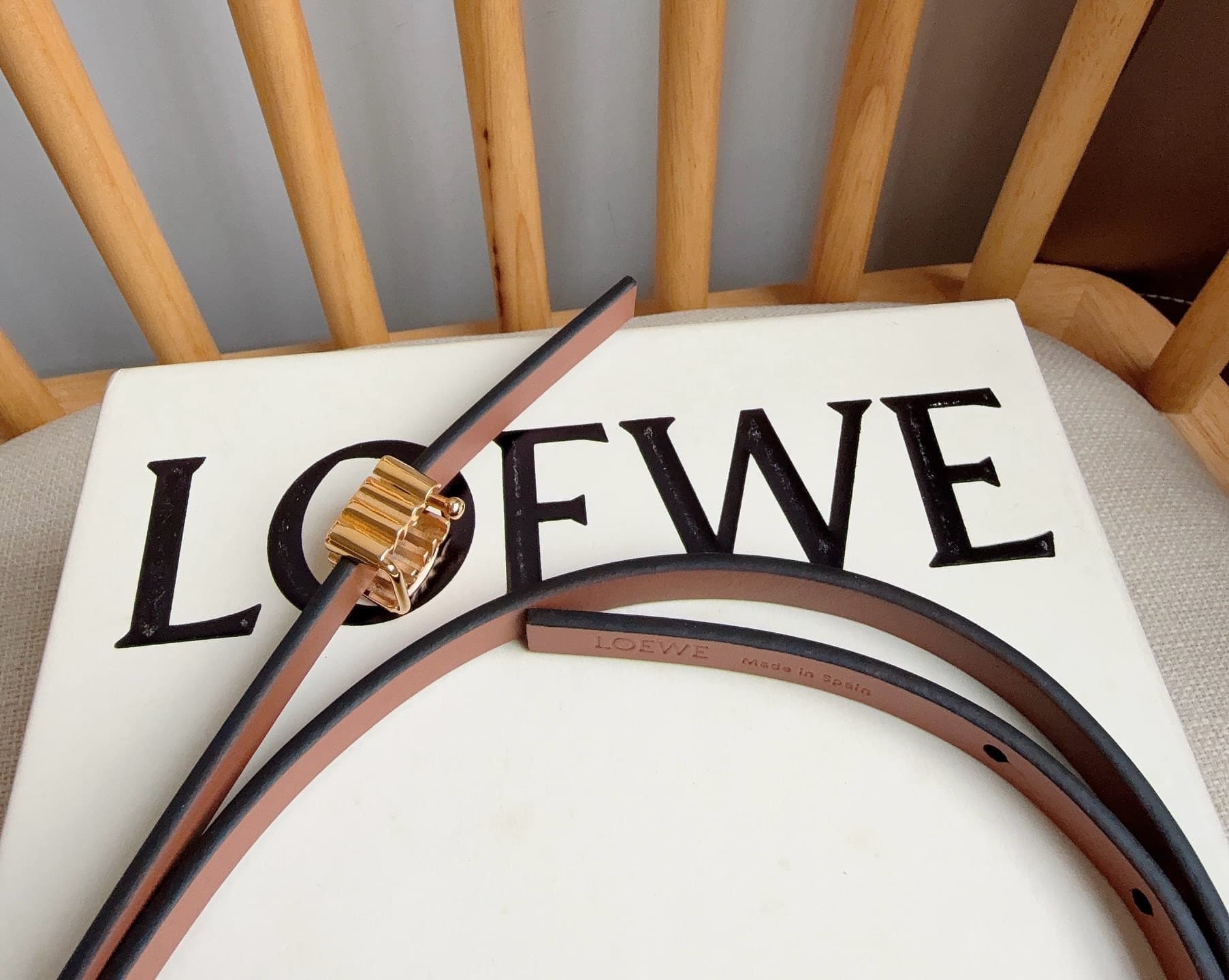 C32937 LOEWE (Royiwei) store’s latest matching belt[庆祝][庆祝] Made of smooth cowhide leather with a double-sided design. Features shiny Anagram cube buckles with five adjustment holes. Exquisite craftsmanship and unique style. Beautiful material. Width: 1.0 — image 6