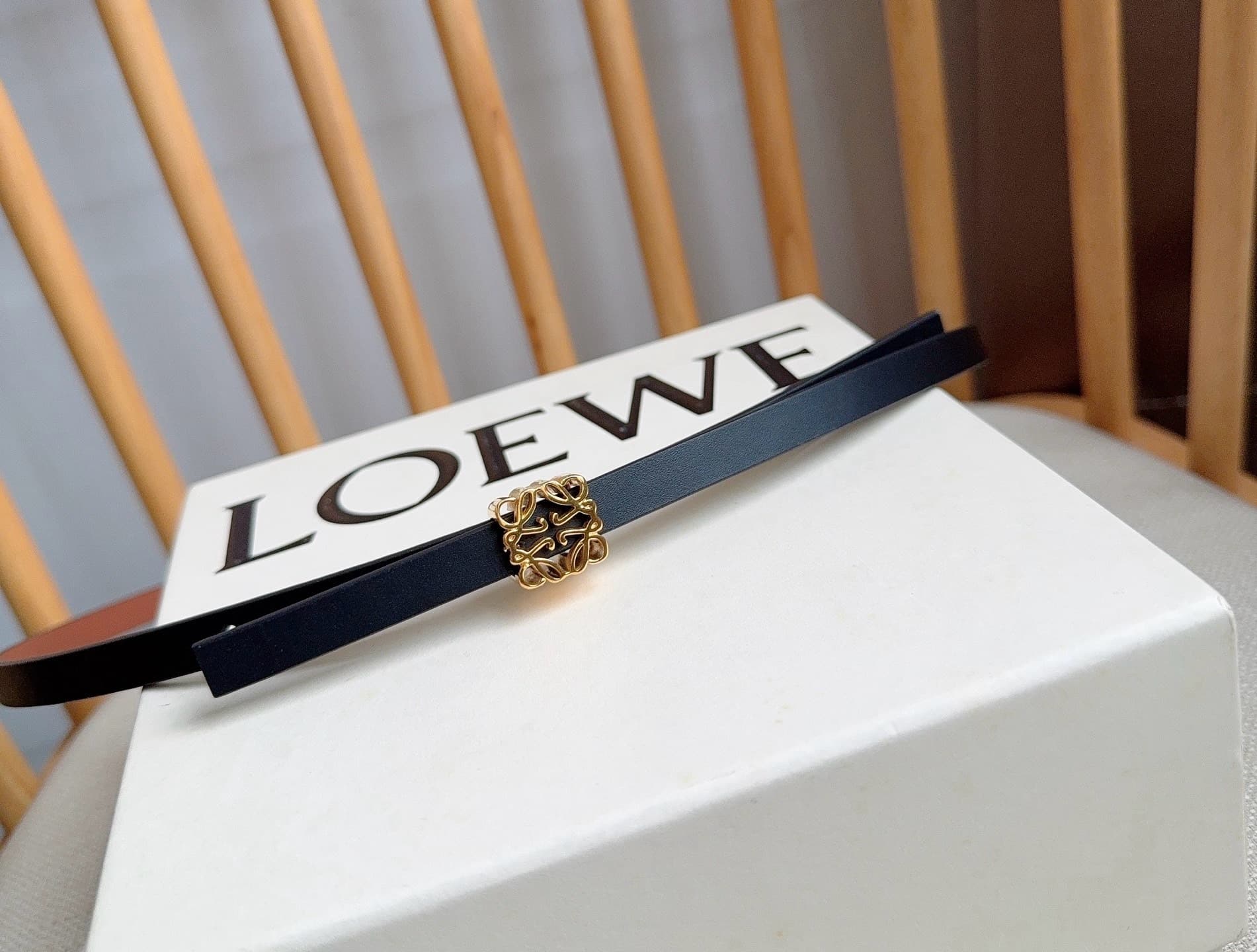 C32937 LOEWE (Royiwei) store’s latest matching belt[庆祝][庆祝] Made of smooth cowhide leather with a double-sided design. Features shiny Anagram cube buckles with five adjustment holes. Exquisite craftsmanship and unique style. Beautiful material. Width: 1.0 — image 7