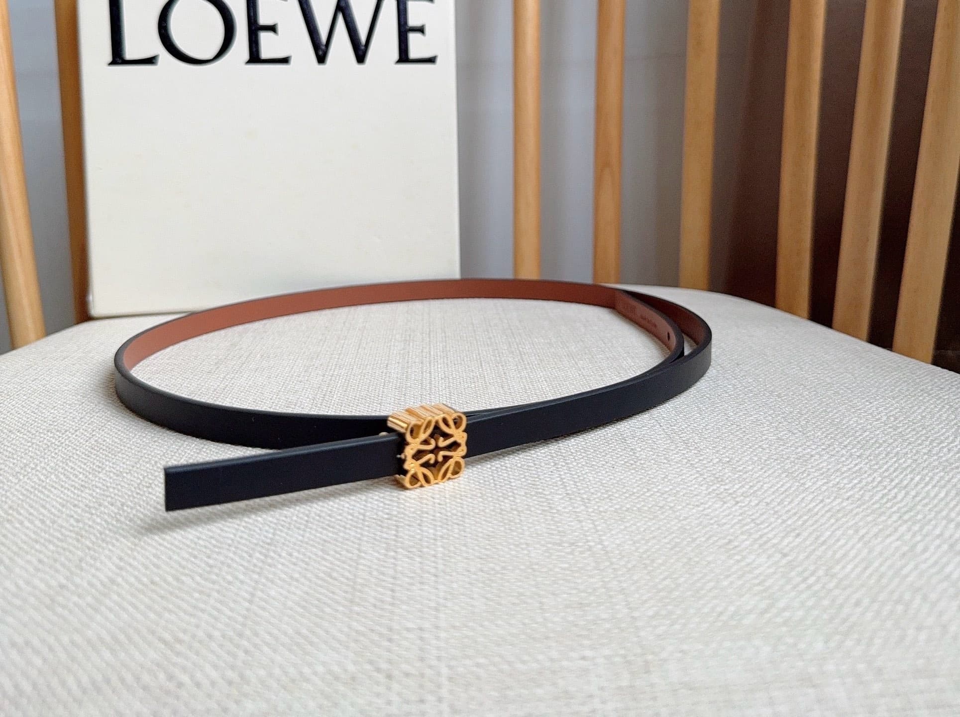 C32937 LOEWE (Royiwei) store’s latest matching belt[庆祝][庆祝] Made of smooth cowhide leather with a double-sided design. Features shiny Anagram cube buckles with five adjustment holes. Exquisite craftsmanship and unique style. Beautiful material. Width: 1.0 — image 1