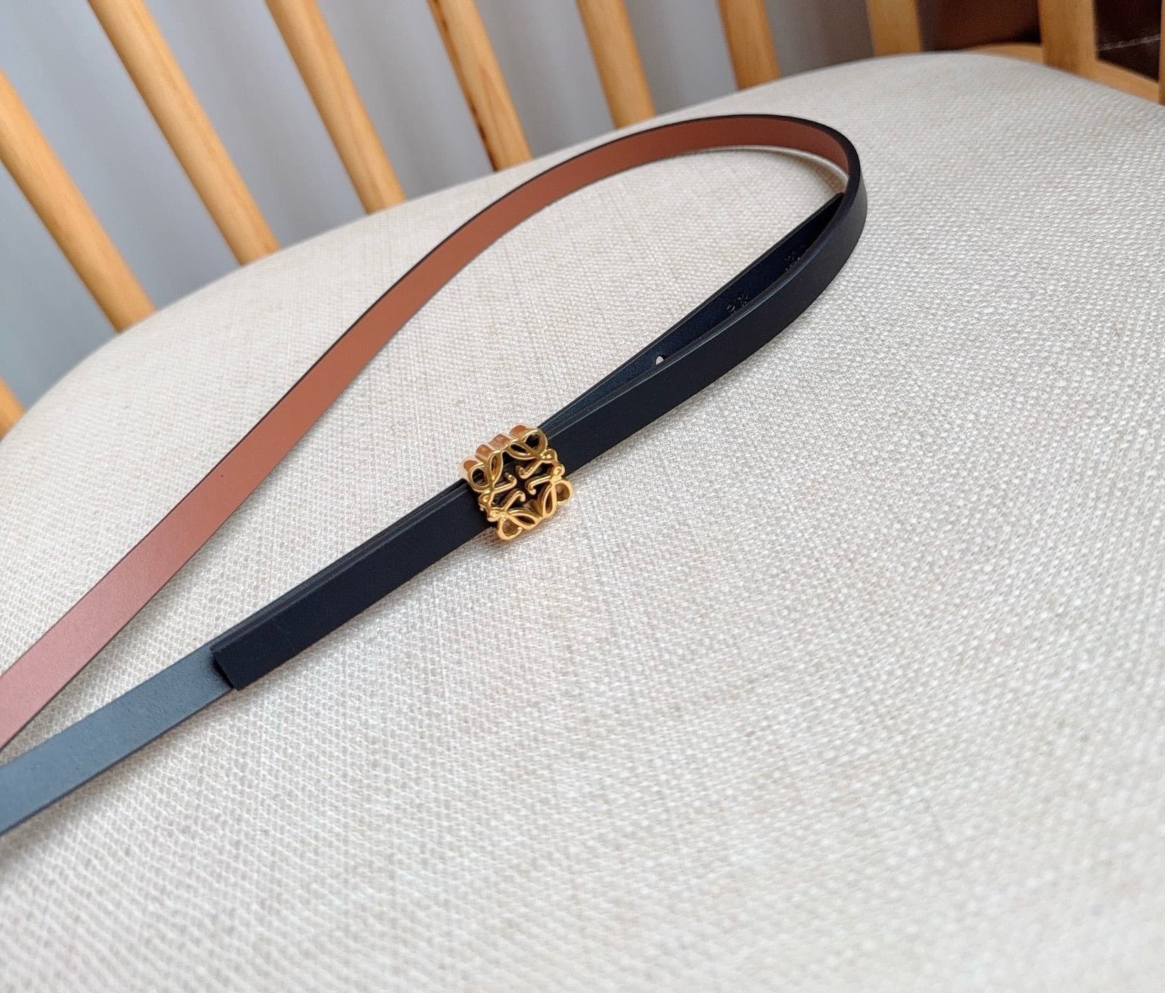 C32937 LOEWE (Royiwei) store’s latest matching belt[庆祝][庆祝] Made of smooth cowhide leather with a double-sided design. Features shiny Anagram cube buckles with five adjustment holes. Exquisite craftsmanship and unique style. Beautiful material. Width: 1.0 — image 8