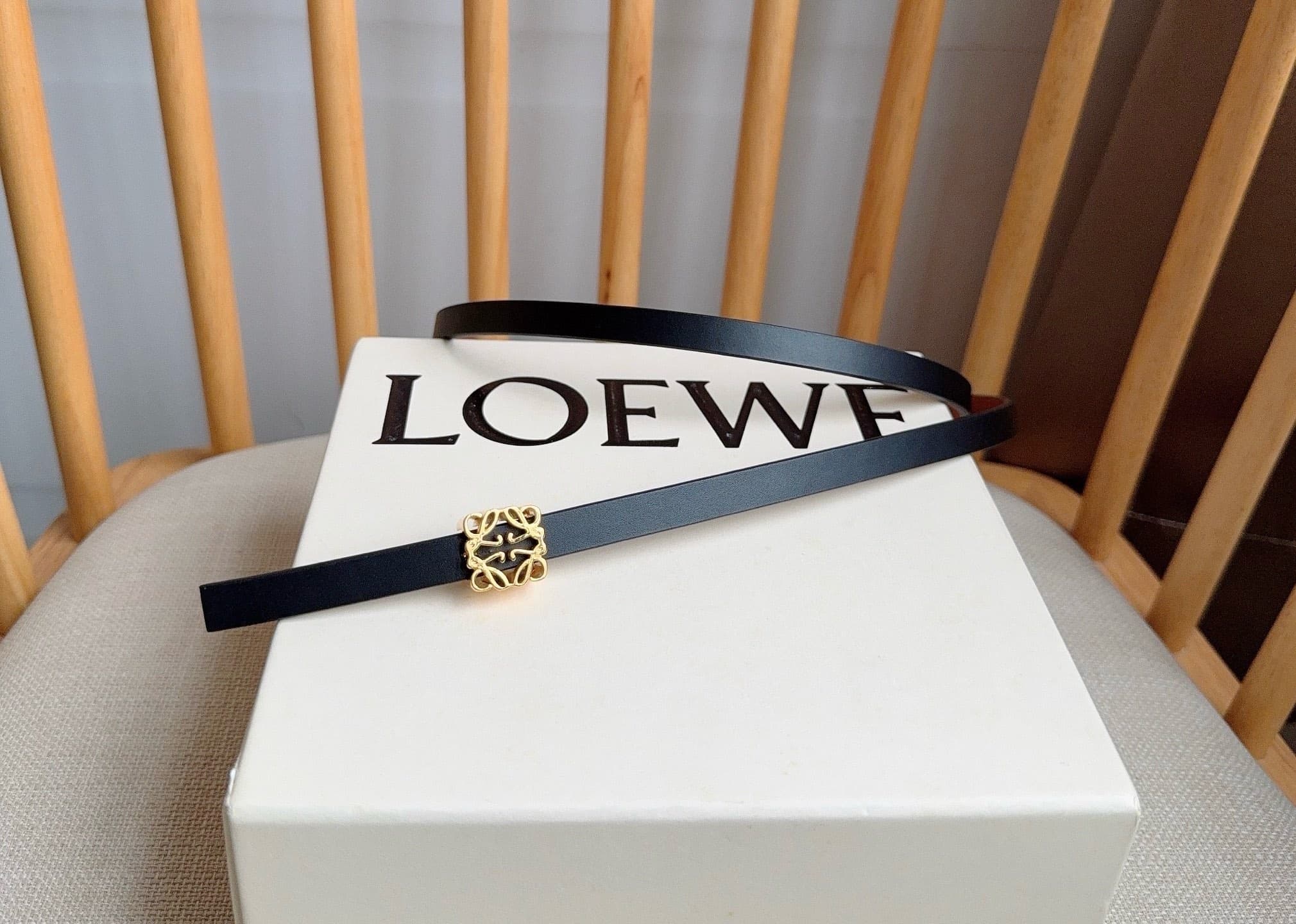 C32937 LOEWE (Royiwei) store’s latest matching belt[庆祝][庆祝] Made of smooth cowhide leather with a double-sided design. Features shiny Anagram cube buckles with five adjustment holes. Exquisite craftsmanship and unique style. Beautiful material. Width: 1.0 — image 2