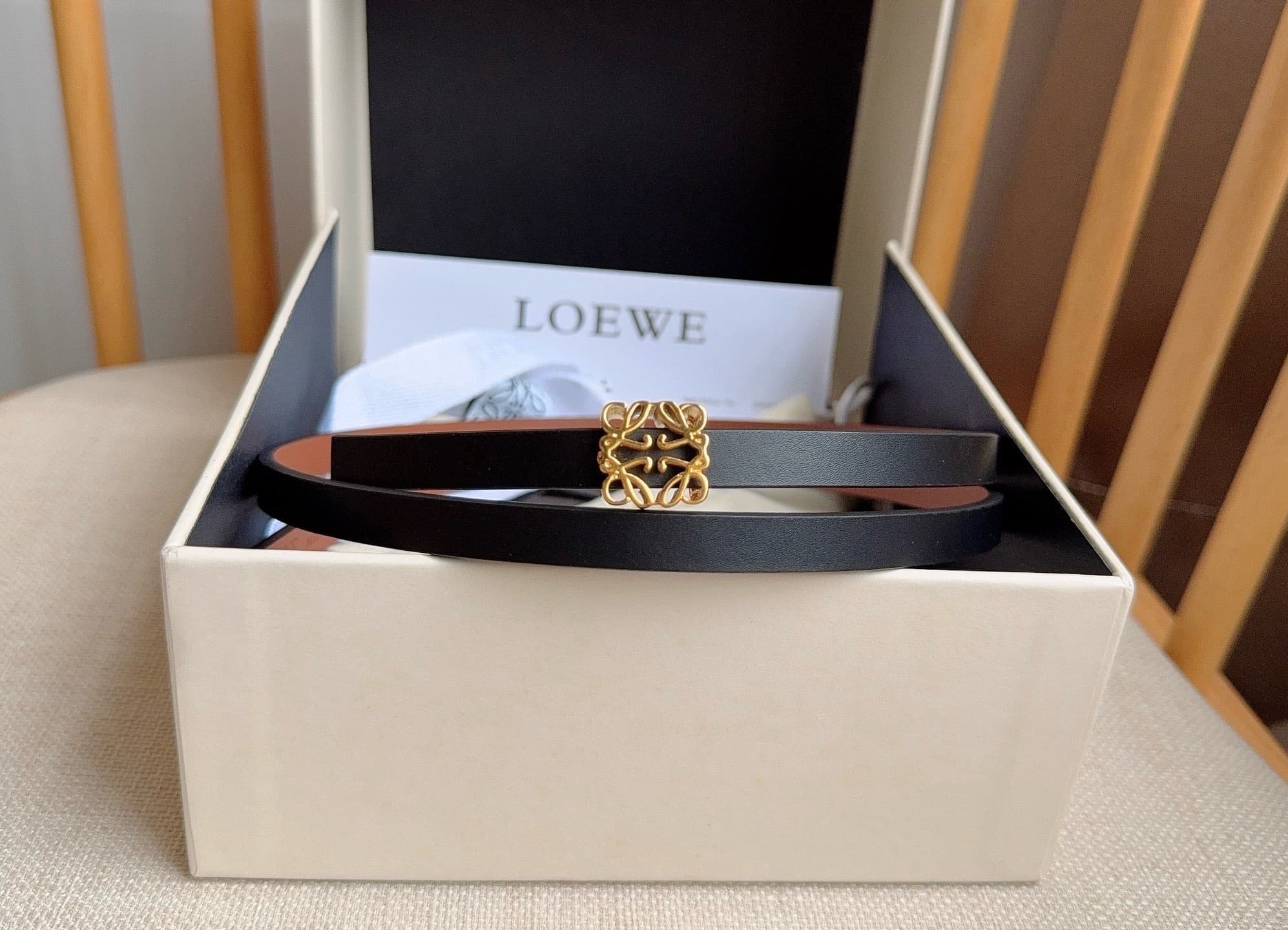 C32937 LOEWE (Royiwei) store’s latest matching belt[庆祝][庆祝] Made of smooth cowhide leather with a double-sided design. Features shiny Anagram cube buckles with five adjustment holes. Exquisite craftsmanship and unique style. Beautiful material. Width: 1.0 — image 5
