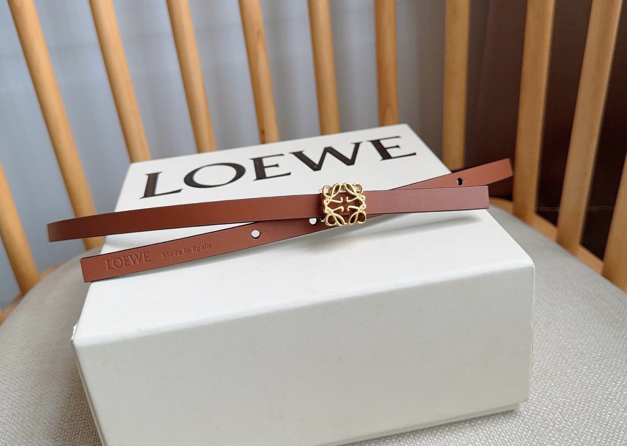 C32937 LOEWE (Royiwei) store’s latest matching belt[庆祝][庆祝] Made of smooth cowhide leather with a double-sided design. Features shiny Anagram cube buckles with five adjustment holes. Exquisite craftsmanship and unique style. Beautiful material. Width: 1.0 — image 4