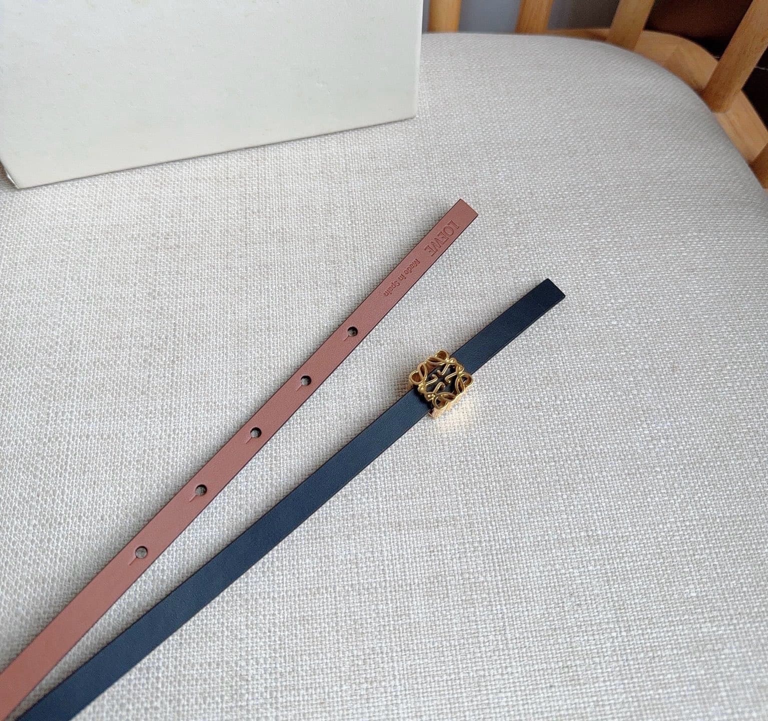 C32937 LOEWE (Royiwei) store’s latest matching belt[庆祝][庆祝] Made of smooth cowhide leather with a double-sided design. Features shiny Anagram cube buckles with five adjustment holes. Exquisite craftsmanship and unique style. Beautiful material. Width: 1.0 — image 3